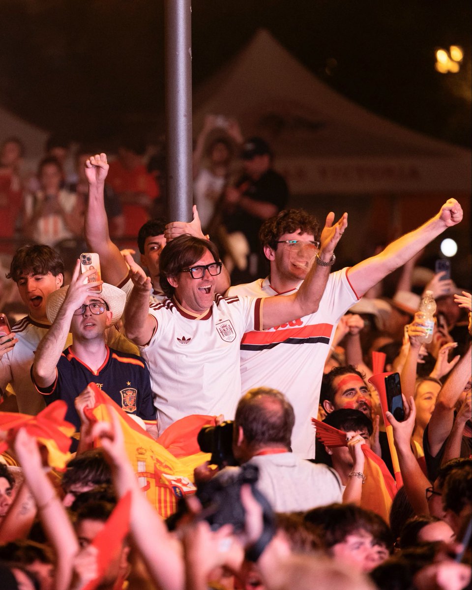 rfef's tweet photo. 😀 ¡Es hoy! 

😀 ¡ES HOY!

📍 Te esperamos en Plaza Selección, desde las 18:00 horas, para animar a la @SEFutbol ante Bélgica. 

#VamosEspaña | #CopaMundialFIFA https://t.co/vVEbeFXwKX