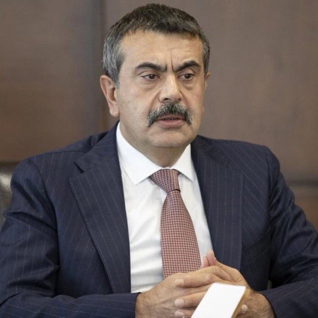 frekanstr_'s tweet photo. Yusuf Tekin’in “Kurtuluş Savaşı” ifadesinin müfredattan çıkarılacağını açıklamasının ardından, 8. sınıf ders kitaplarından Vahdettin’in İngiliz gemisiyle ülkeyi terk ettiği bilgisi de çıkarıldı.

(BirGün - Mustafa Kömüş) https://t.co/va8duAWiK2