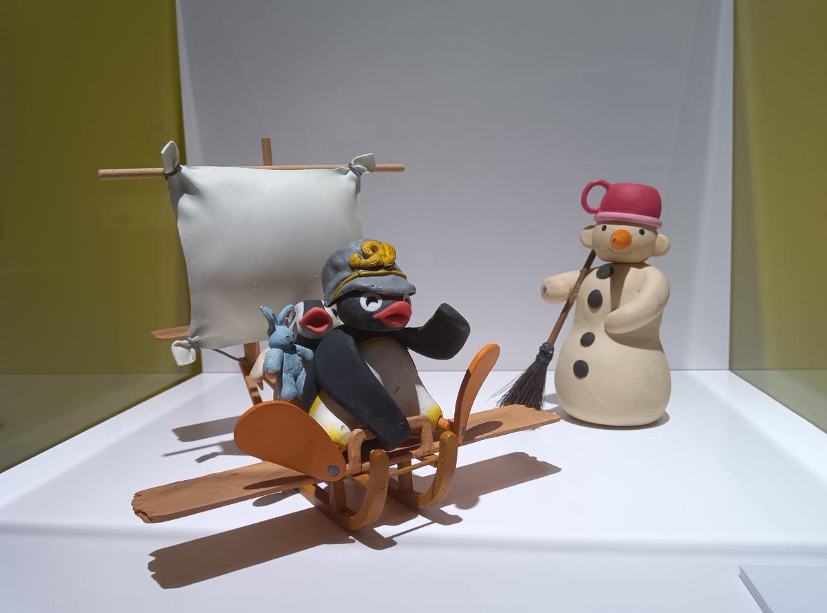 TUj6v's tweet photo. 子供さんにオススメですが、未就学児は展示内容を見る為に親が抱き上げないとちょい難しいかも。全部写真撮影可能なので、展示をじっくり見たい方は朝イチがオススメ。グッズは展覧会専用以外も販売ありで、カスタマイズ式シール等あって面白かったです。 https://t.co/a9bOnsvfol