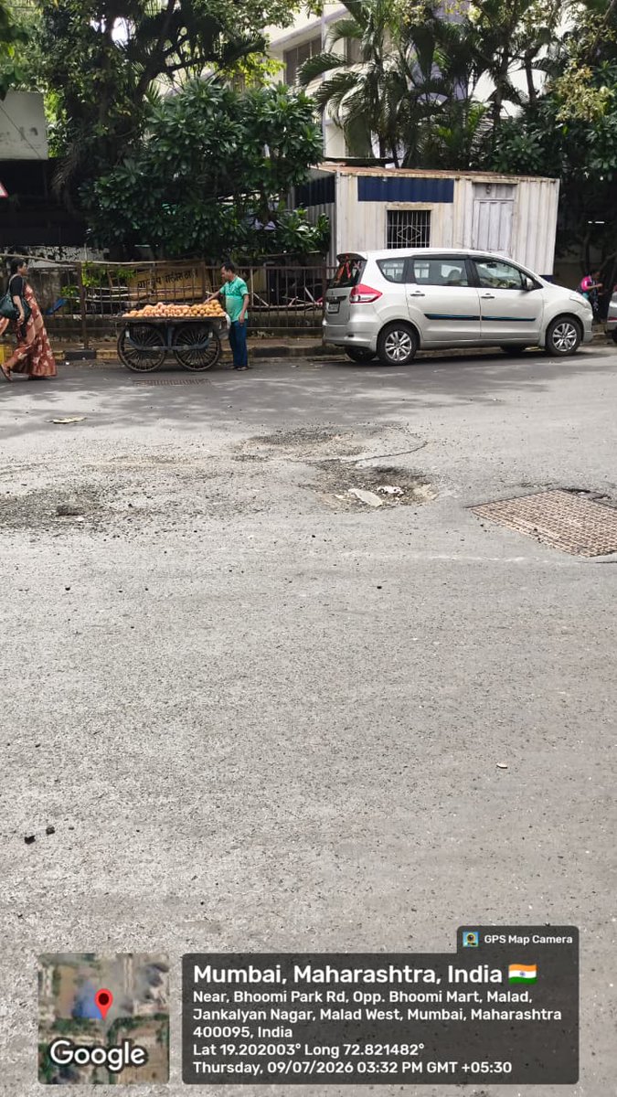 AmitMane280407's tweet photo. सदरील रस्त्यात पडलेले खड्डे  हे  भूमी पार्क जनकल्याण नगर येथील आहे, त्यात एक जे पाण्याचा मॅन हॉल चा झाकण हे आत सरकत चाललं आहे आणि त्याने प्रवासाला अडथळा निर्माण होत आहे ,त्यात दुचाकीस्वार यांना त्याचा जास्त फटका बसत आहे कृपया करून लवकरात लवकर हे काम पूर्ण करून घ्यावे. https://t.co/BfoW5Vyy0k