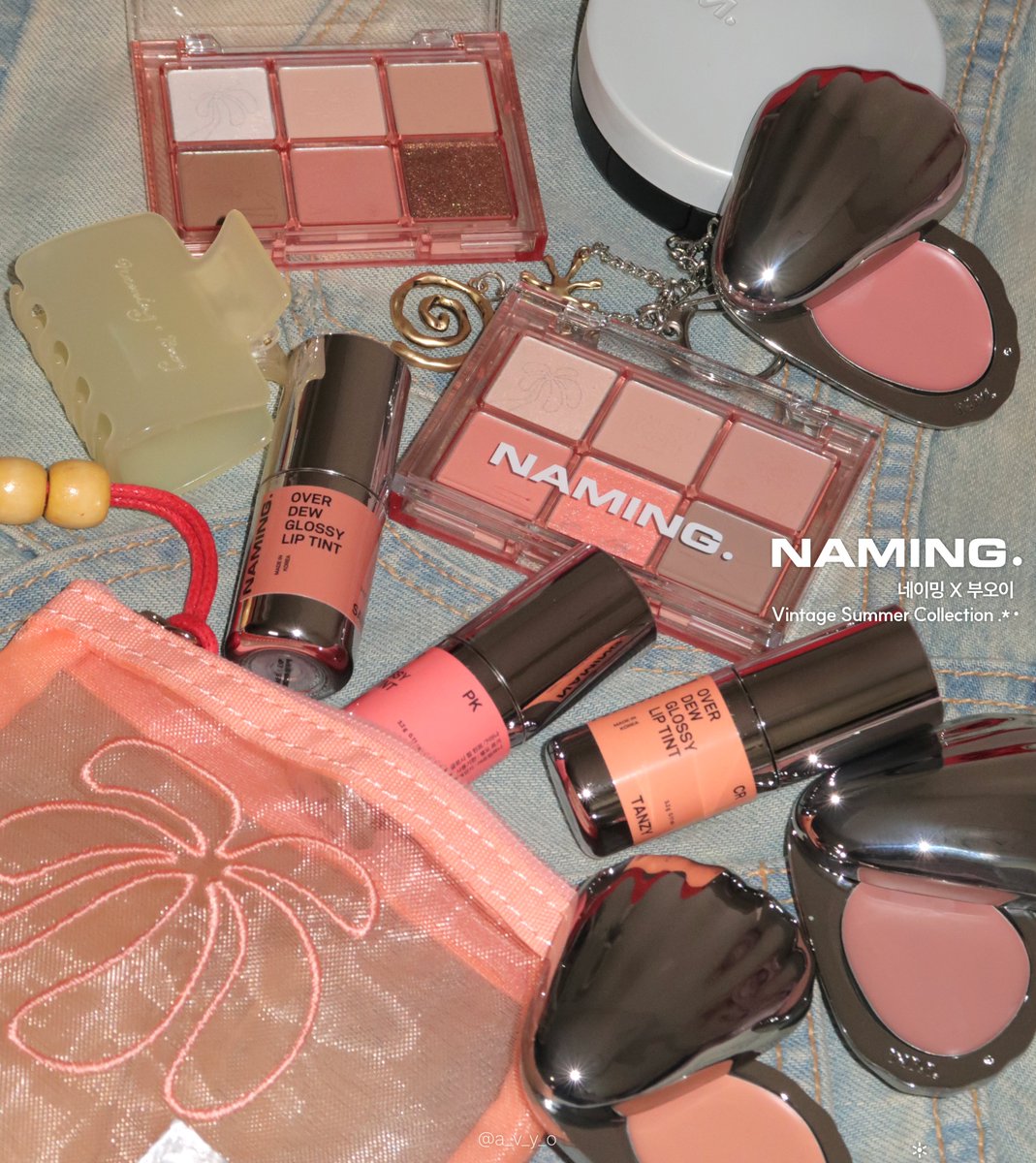 a_v_y_o's tweet photo. [광고] [RT이벤트] @naming_cosmetic

❗️RT 추첨 5분께 [네이밍 X 부오이 컬렉션 제품 1개 + 굿즈 1종] 세트 랜덤 증정❗️

𓆉˚⋆𓇼˚⊹ 𖦹 ⁺｡°

네이밍 X 부오이
𝑉𝑖𝑛𝑡𝑎𝑔𝑒 𝑆𝑢𝑚𝑚𝑒𝑟 𝐶𝑜𝑙𝑙𝑒𝑐𝑡𝑖𝑜𝑛

여름 햇볕에 그을린 듯··· 빈티지한 무드의 이번 신상들로 연출해본 탠드 베이지 룩🌴

요번 컬렉션 정말 전 제품, 전 컬러 하나도 빠짐없이 전부 제 취향.. 부오이 콜라보 굿즈들도 넘 깜띡해요（ ߹ㅅ߹ ）♡ 받아본 날부터 얼른 보여드리고 싶어서 애가 탔는데 드디어 ! ! ! 

타래에 전제품 발색이 계속됩니다..🏃🏻💨