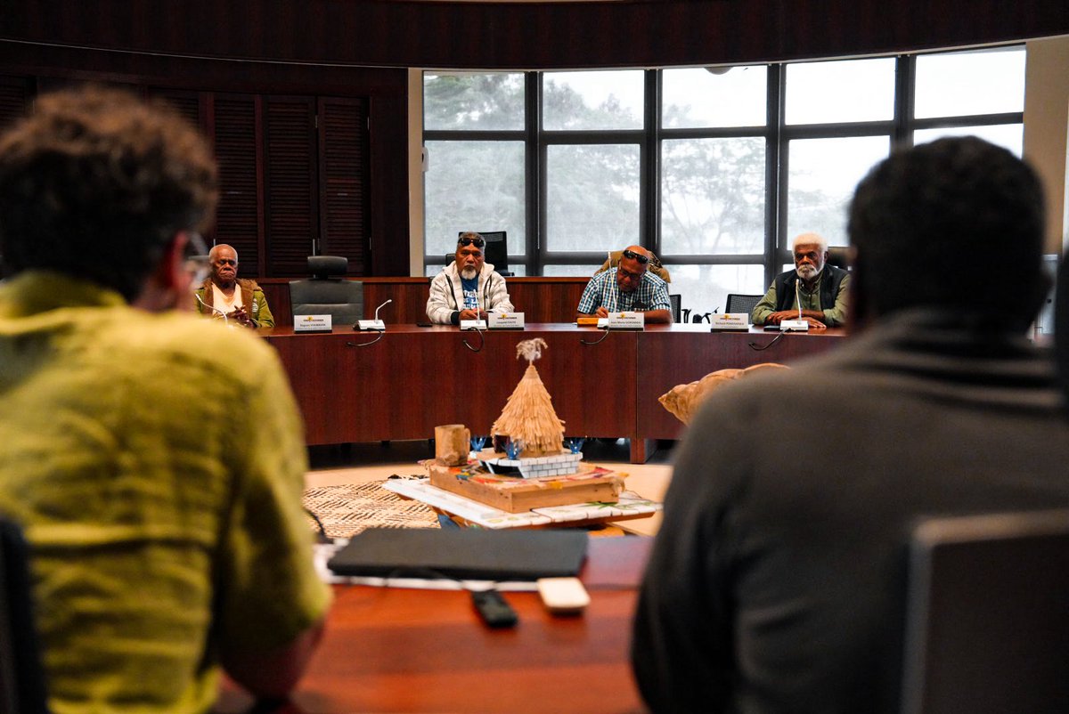 MathildePanot's tweet photo. Merci aux sénateurs du Sénat coutumier à Nouméa pour leur accueil.

Un échange précieux avec les représentants des aires coutumières autour de l’histoire du peuple kanak, de la transmission des savoirs et des combats menés pour l’indépendance. https://t.co/PvLzkHzteW