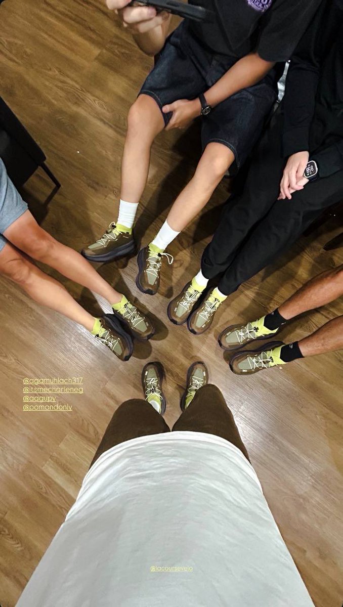 velisseani's tweet photo. s-shet ka couple brand ng shoes ang family???? https://t.co/dqjIxvpQyg