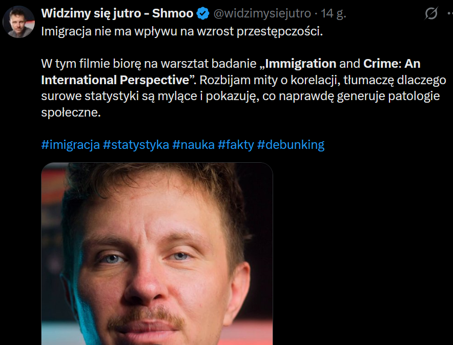 BostonTea84's tweet photo. To będzie długi wpis. Wszystkie źródła znajdziecie w następnym twicie. 

Czy artykuł "Immigration and Crime: An International
Perspective", opublikowany w periodyku ekonomicznym JEP, może służyć jako dowód w sprawie rzekomo przyzerowego wpływu imigrantów na wzrosty wskaźników przestępczości? Tiktoker Shmoo twierdzi, że jak najbardziej może służyć. Sprawdźmy, czy jego optymizm jest uzasadniony.

Najpierw uwaga ogólna: nie bez powodu podkreśliłem miejsce publikacji tekstu. Ekonomia stanowi (zaraz obok socjologii) najmniej rzetelną dyscyplinę z całego korpusu nauk społecznych. Innymi słowy, szansa, że postulowane przez ekonomistów w ich artykułach wyniki okażą się prawdziwe, jest znacznie mniejsza aniżeli sytuacja odwrotna - że będą nieprawdziwe lub przesadzone.

Grupa badaczy pod kierownictwem Johna Ioannidisa z Uniwersytetu Stanforda sprawdziła niedawno, jak bardzo problem "efektu szuflady" (stronniczość publikacyjna - zniekształcenie obrazu wyników badań naukowych poprzez ukrywanie, czytaj: niepublikowanie określonych rezultatów) wpływa na wnioski z metaanaliz w czterech różnych dyscyplinach (medycyna, nauki środowiskowe, psychologia i ekonomia). Po korekcie okazało się, że prawdopodobieństwo zaistnienia postulowanych przez ekonomistów w ich pracach efektów zmniejszyło się z 99,9% do 29,7%.

Pozostawię to bez komentarza.

Jedziemy dalej.

W artykule przywołanym przez tiktokera Shmoo czytamy, że ekonomiści do swojej analizy wykorzystali zabójstwa oraz kradzieże samochodów, ponieważ "są one definiowane w sposób spójny we wszystkich krajach i mierzone dokładniej niż inne rodzaje przestępstw" (s. 192).

No cały szkopuł w tym, że nie są. Nawet zabójstwa. Zwłaszcza zabójstwa. Wiemy o tym, ponieważ rok wcześniej na łamach "Annual Review of Criminology" ukazał się przegląd literatury, w którym autorzy, Rogers i Pridemore, dokładnie zbadali problem wiarygodności statystyk zabójstw i ich powiązań z rozmaitymi zmiennymi socjoekonomicznymi - problem traktowany przez Marie'ego i Pinottiego jako trywialne założenie niewymagające jakiejkolwiek weryfikacji.

Co z tego wyszło? Okazało się, że korelowanie zabójstw z różnymi zjawiskami społecznymi (nierówności, ubóstwo, PKB, urbanizacja, bezrobocie, edukacja, rozwój technologiczny etc.) w porównaniach międzynarodowych daje niemiarodajne, niestabilne i niewiarygodne rezultaty. Wnioski zawsze zależą od wyboru źródła (Eurostat, WHO, ONZ, Bank Światowy, IHME) i odcinka czasowego do badania. Jedno źródło da ci efekt pozytywny, inne negatywny, a jeszcze inne zerowy. Różne będą też wartości współczynników i poziom istotności, a co za tym idzie - miejsca kraju w rankingu. 

Słowem, wybór danych wsadowych zmienia wyniki badań. Nie ma żadnych podstaw, aby traktować akurat statystyki zabójstw Eurostatu jako wyrocznię.

Dalej: tiktoker Shmoo mówi, że w celu oszacowania wpływu imigrantów na wzrosty przestępczości, autorzy zastosowali, cytuję: "zaawansowane modele statystyczne, tzw, metodę zmiennych instrumentalnych shift share, aby wyeliminować błędy pomiarowe". Wszystko brzmi fachowo i naukowo, dopóki nie sprawdzicie, co tak naprawdę zrobili panowie ekonomiści.

Cytat ze strony 193: "Dwa dolne wykresy pokazują wyniki analizy wykorzystującej metodę instrumentalną typu shift-share (SSIV), która ma lepiej uchwycić zależność przyczynową. Na osi poziomej nie przedstawiono rzeczywistego wzrostu liczby imigrantów, lecz wzrost przewidywany na podstawie tego, ilu migrantów mieszkało w danym regionie w 2000 r. oraz jak zmieniała się liczba migrantów w całym kraju w latach 2002–2017."

Widzicie już, na czym polega sztuczka? 

Załóżmy, że w roku 2000 kraj X miał:

> w regionie A: 10k imigrantów
> w regionie B: 1k imigrantów

Potem, między rokiem 2002 a 2017, do całego kraju przybyło dodatkowe 100k imigrantów. 

Ekonomiści zakładają, że nowi migranci osiedlili się tam, gdzie mieszkają już ich rodacy i gdzie istnieją już utrwalone imigranckie sieci społeczne (klany, dzielnice, sklepy etc.). Następnie tej podstawie przewidują, że region A "powinien" dostać dużo nowych imigrantów, podczas gdy region B "powinien" dostać niewielu. To jest właśnie "predicted migration".

Metoda ta jest często krytykowana, ponieważ nie oferuje ona empirycznej, twardej obserwacji - jest w większości konstruktem teoretycznym. Zamiast korzystać z bezpośrednio obserwowanych danych administracyjnych o napływie migrantów, bazuje na ich statystycznie przewidywanej wartości. Ciągle obracamy się zatem w sferze abstrakcji i spekulatywnych założeń.

Co gorsza, nakłada się na to wszystko jeszcze kwestia definiowania "imigranta". Autorzy oczywiście nie przeprowadzają formalnej analizy wrażliwości na różne definicje, nie pokazuje, jak zmieniają się wyniki po zastosowaniu alternatywnych definicji i nie sprowadzają danych do wspólnego mianownika. Jedyne co robią to snują narracje, że skoro literatura wykorzystuje różne definicje, to oni podsumowują tę literaturę taką, jaka jest. Mało to precyzyjne czy naukowe.

Na samym końcu swojego wywodu tiktoker Shmoo stwierdza, że "patologii nie rodzi paszport ani pochodzenie, lecz przymus ekonomiczny." Jest to po prostu inna wersja pustego jak dzwon frazesu sugerującego, że przyczyną przestępczości jest bieda/nierówności społeczne.

Teza ta jest fundamentalnie nieprawdziwa, "chłopskorozumowa" i pochodzi niemal zawsze od socjologów. Poważna, rygorystyczna nauka nie pozostawia wątpliwości:

>bieda/nierówności nie mają żadnego związku z przemocą w Europie;
>nie mają żadnego związku z przemocą w USA;
>mają niewielki, pomijalny albo żaden wpływ na przestępczość ogółem;
>nie mają żadnego wpływu na holistyczne poczucie szczęścia i spełnienia, które obejmuje zdrowie psychiczne, fizyczne i emocjonalne;
>w żaden sposób nie korelują ze zdrowiem psychicznym u ludzi.
>literatura badająca zagadnienie biedy/nierówności jest kiepskiej jakości, selektywna, obarczona potężnym efektem szuflady, operująca na niekompletnych danych i arbitralnych definicjach. Gdy skoryguje się te deficyty i uzupełni braki, wskaźnik nierówności społecznych/ekonomicznych traci znakomitą większość swojej mocy prognostycznej;
>ustalenia te podważają obiegowe opinie, jakoby wiedza o poziomie biedy czy nierównościach społecznych dawała nam wgląd w przyczynową mechanikę powstawania patologii społecznych i była cenna z punktu widzenia zdrowia publicznego.

Przypominam: wszystkie źródła w następnym twicie.