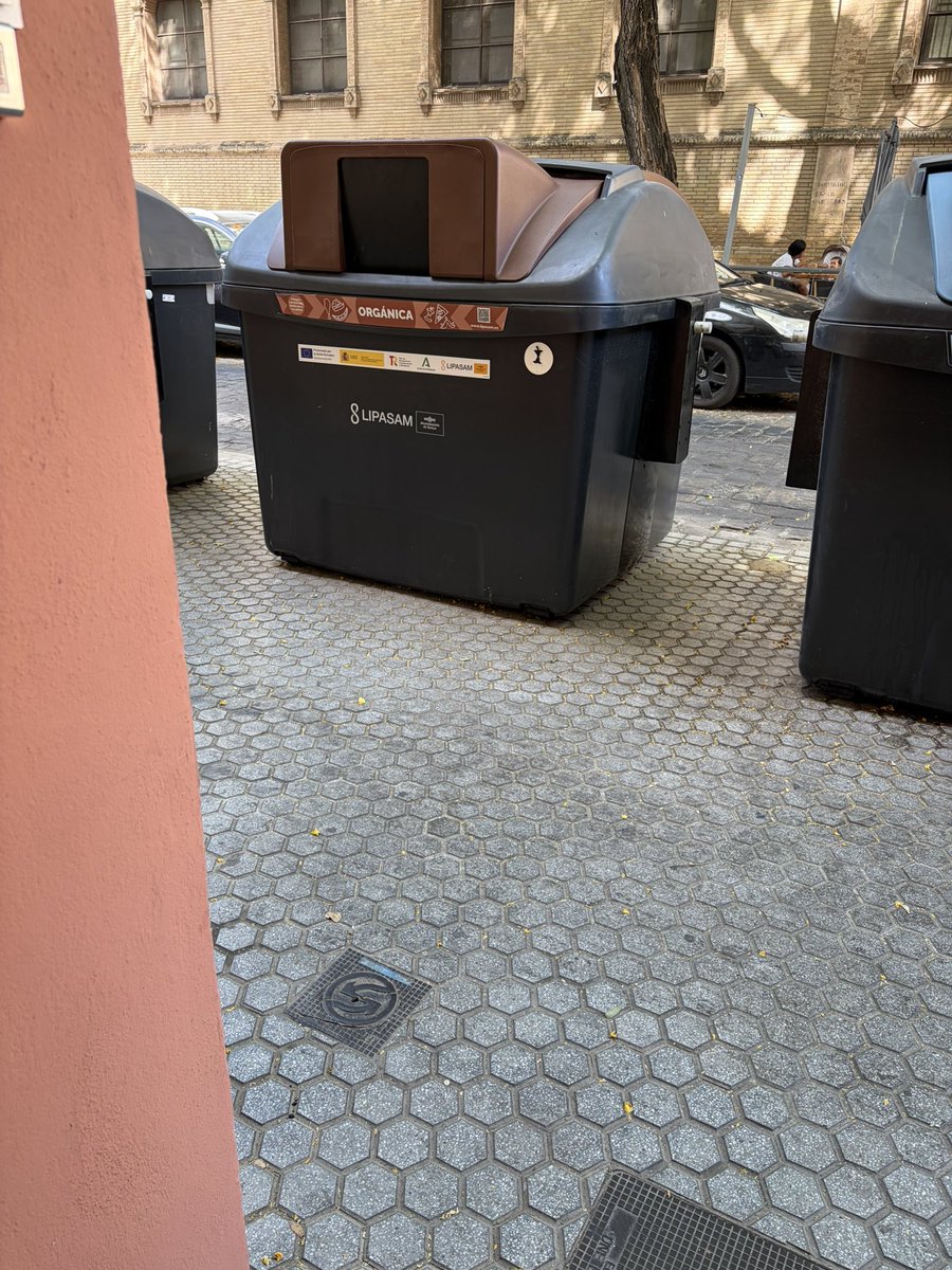 Esteritacolome's tweet photo. No sé de ordenanzas municipales sobre colocación de contenedores pero si sé de olores, salubridad y limpieza….en los pisos turísticos nuevos de San Jacinto quedarían mas bonitos …@LipasamSevilla @jlsanzalcalde @JoaquinSaraviaG @Man_ales @Ayto_Sevilla https://t.co/oopCZIcQ6u