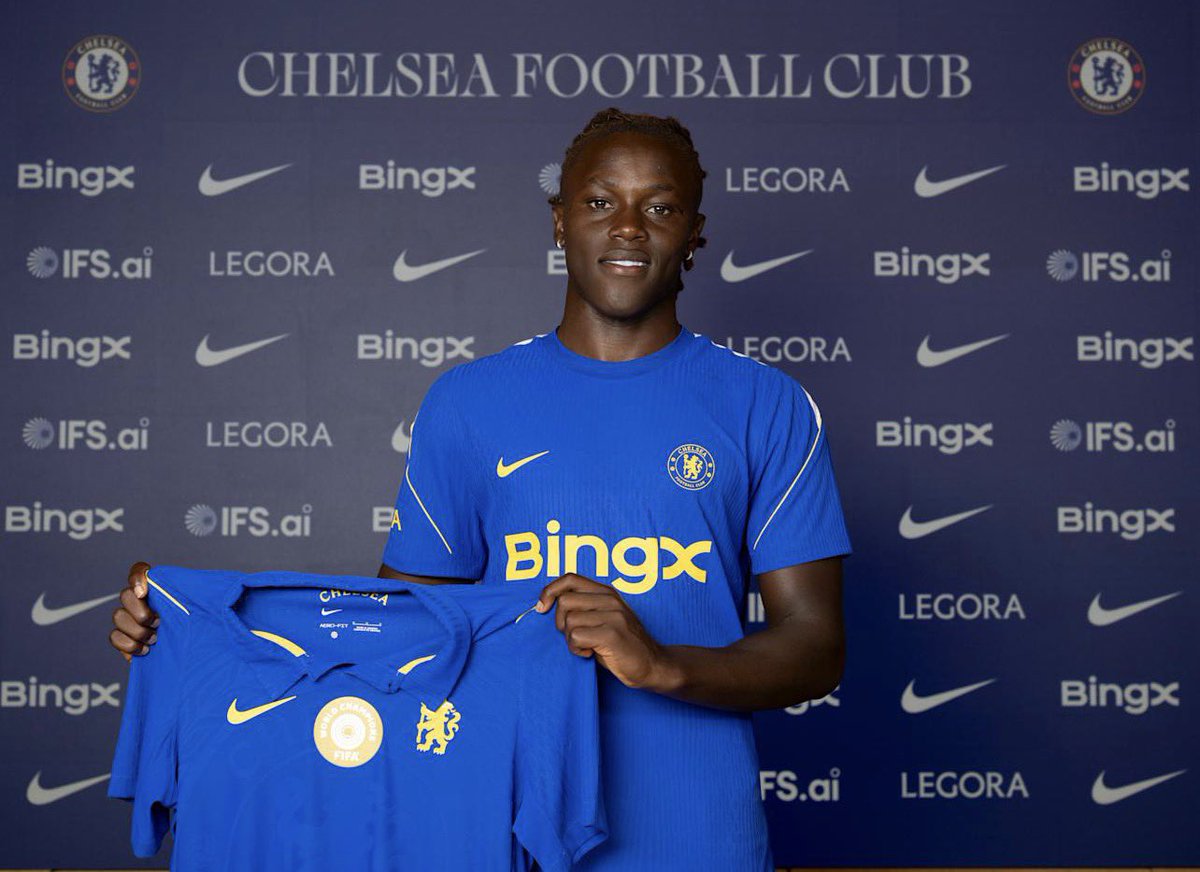 ChelseaEleven's tweet photo. Mengapa Geovany Quenda begitu spesial? 💙🇵🇹

• Sejak kecil sudah dipantau Benfica, Sporting, dan Porto. Setelah bersinar di Benfica, ia memilih bergabung dengan akademi Sporting pada 2019.

• Mantan pelatihnya, Fabio Roque, menyebut Quenda sebagai pemain yang percaya diri, sulit ditebak, berani, dan memiliki hubungan luar biasa dengan bola.

• Dalam laga penting melawan Benfica, saat Sporting bermain dengan 10 orang, Quenda berkata kepada pelatihnya di jeda babak pertama: "Tenang, kita akan menang." Ia kemudian mencetak gol kemenangan.

• Di akademi Sporting, Quenda dikenal sebagai salah satu talenta terbaik. Dalam satu sesi latihan, ia mencetak 4-5 gol tendangan bebas beruntun, lalu tersenyum dan berkata, "Oke, selesai buat saya."

• Gaya bermainnya sering dibandingkan dengan Bukayo Saka. Bahkan mantan pelatihnya menilai Quenda lebih kuat dalam bertahan di usia yang sama, sementara kemampuan menggiring, crossing, dan umpan akhirnya sangat mirip Saka.

• Quenda juga disejajarkan dengan Lamine Yamal dan Estevão sebagai salah satu pemain kelahiran 2007 terbaik di dunia.

• Pada usia 16 tahun ia sudah berlatih bersama tim utama Sporting di bawah Ruben Amorim, lalu memecahkan berbagai rekor, termasuk melampaui rekor Cristiano Ronaldo sebagai pencetak gol termuda di Liga Portugal.

🗣️ Tiago Teixeira: "Saka lebih cepat dan lebih direct, tapi Quenda mungkin lebih baik saat bermain ke dalam. Dia adalah talenta yang hanya muncul sekali dalam satu dekade." ⭐💫

@NizaarKinsella