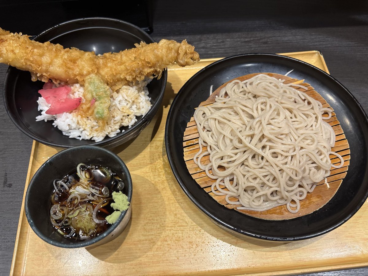 hijiki76's tweet photo. 出張だったんで、早朝富士そば向かってたら、途中で引っ掛かっちゃった
「小諸そば」はじめて
穴子天丼セット730円ってすごいじゃん！
朝からおっさんたちがひっきりなしだった。
めちゃくちゃおいしかった

#小諸そば https://t.co/bjkXUbfXnX