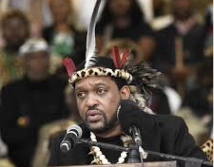 azania1023's tweet photo. In a Space of 5 Years King MisuZulu:

1. Swore at Chief Mangosuthu Buthelezi 
2. Swore at Shembe leader, uNyazi 
3. Swore at his sisters 
4. Chased out his first wife 
5. Swore At Mayeni 
6. Addresses the public drunk 
7. Recently disrespected his late father https://t.co/5w9jVuifFX