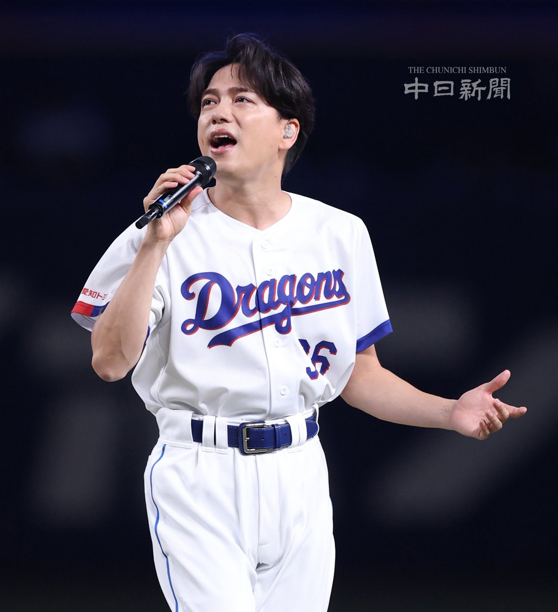 chunichiphoto's tweet photo. 【ドラゴンズ】セレモニーで歌う山崎育三郎さん #中日新聞 #中日スポーツ https://t.co/sx5c55fkNb