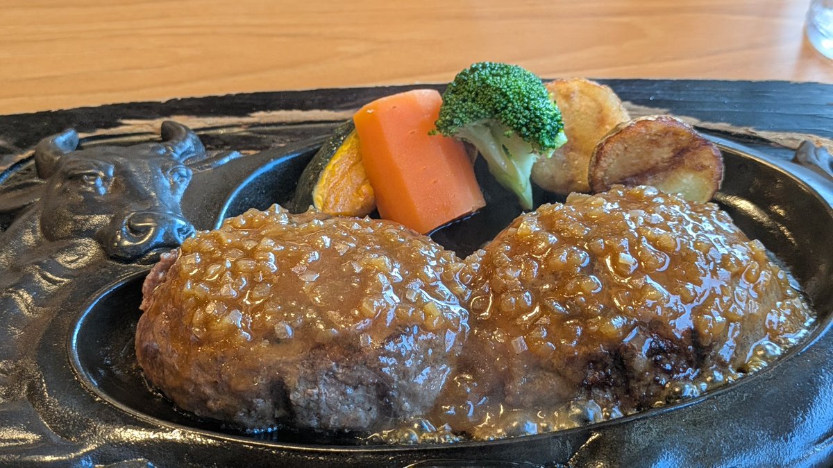 1023_ryou's tweet photo. 今日の夜飯はハンバーグです!! 明日はついに休みいっぱいゲームします🎮️ https://t.co/bQKIlvsoII
