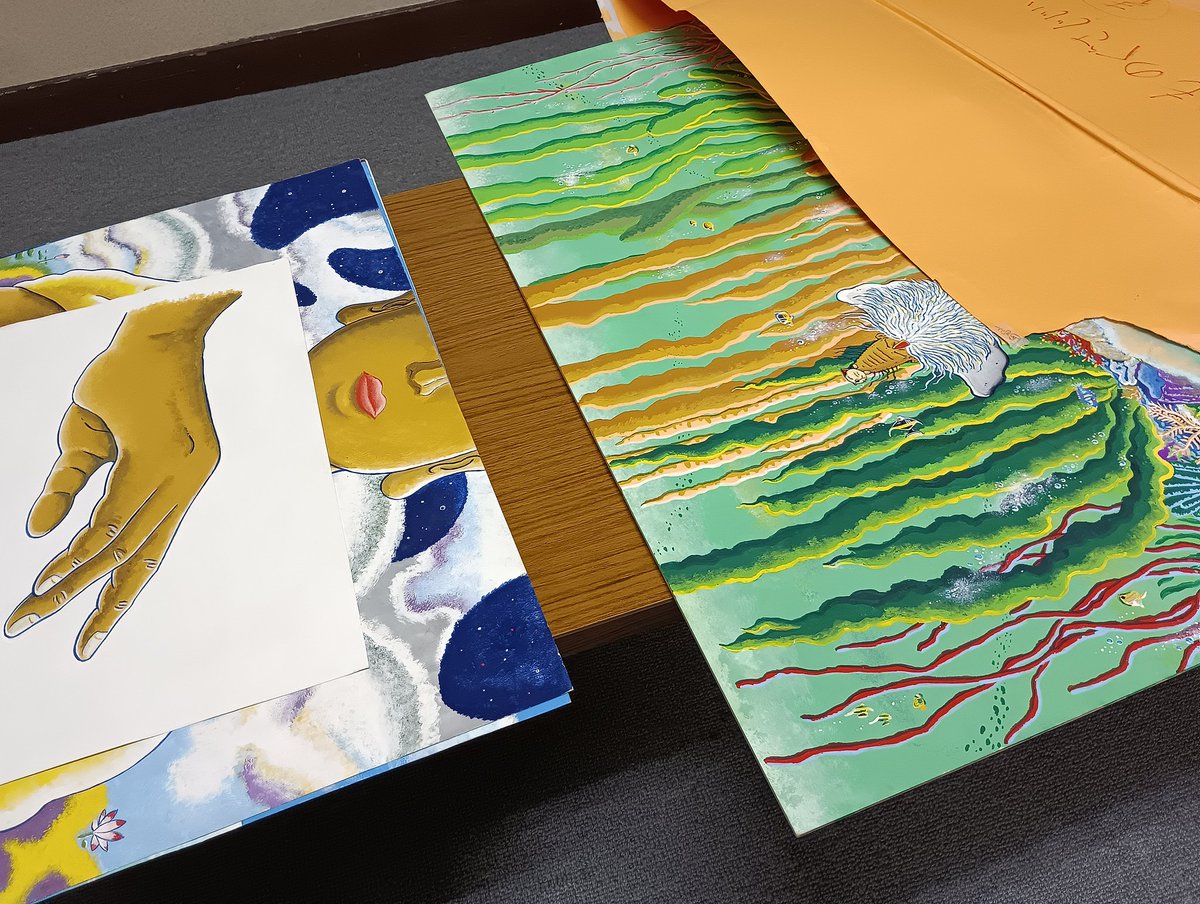 yosuke06138347's tweet photo. 学芸員の方々に絵本原画をお渡ししました。
どうかよろしくお願いいたします！
今回の事、本当にありがとうございます！！！！ https://t.co/vBi9ah4FQY
