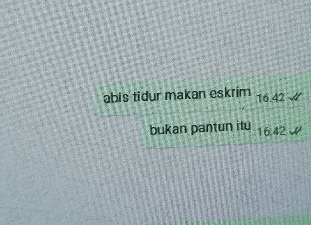 umeuiya's tweet photo. akibat 1 grup isi genz semua. harus dijelaskan kalau itu bukan pantun. karena pemikirannya sama. 😭 https://t.co/YzLfhdvzy2