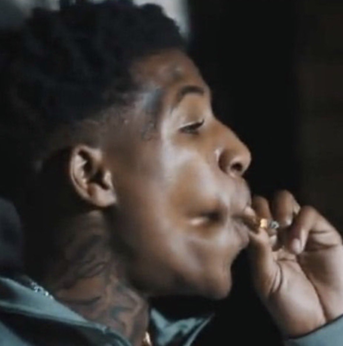 udontnaomii's tweet photo. when the roach is lowkey burning your lips but you’re not high enough https://t.co/XIAXGxBuUc