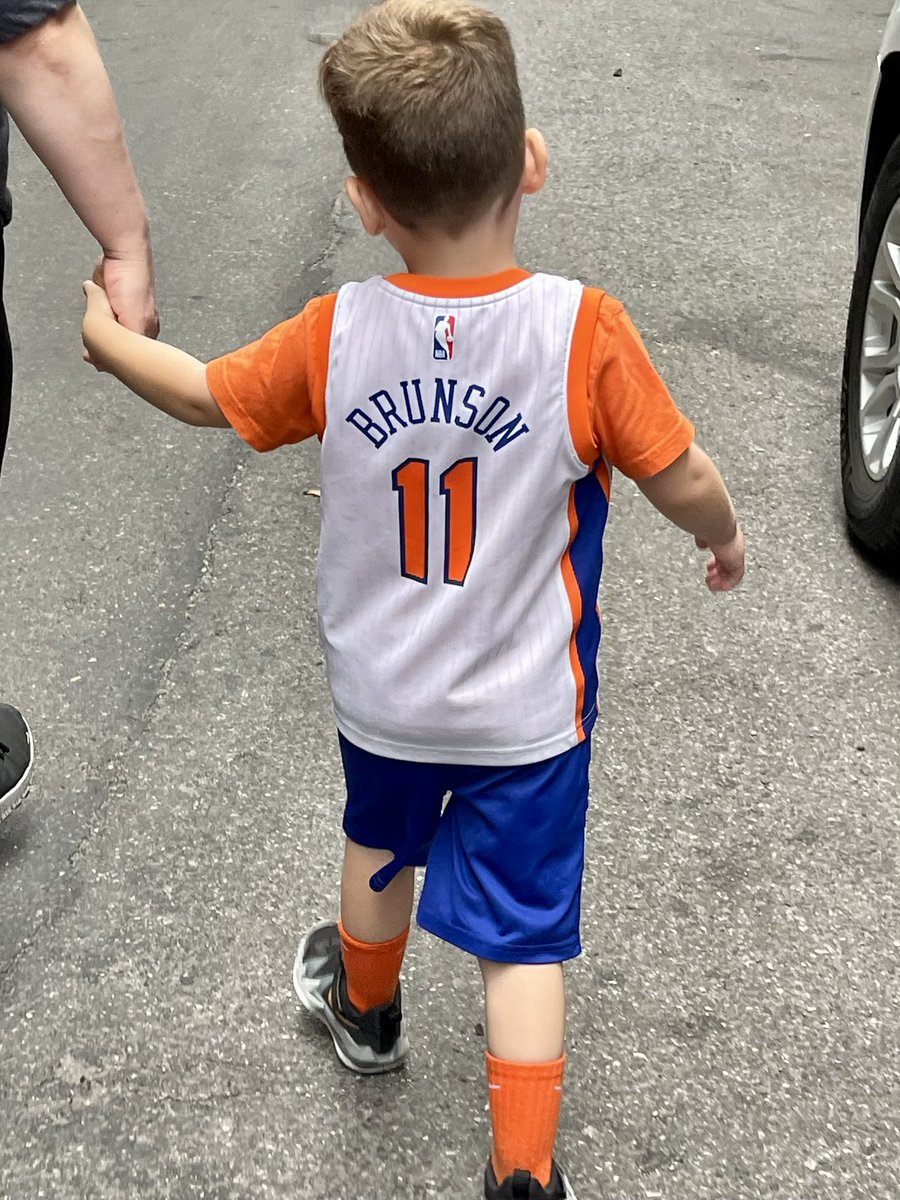 Tara4araT's tweet photo. @deucemcb11 @LetsTalkKnicks_ @DapsBounty Bringing him because we got locked out of the parade 😒 https://t.co/U7SBo5t0mK
