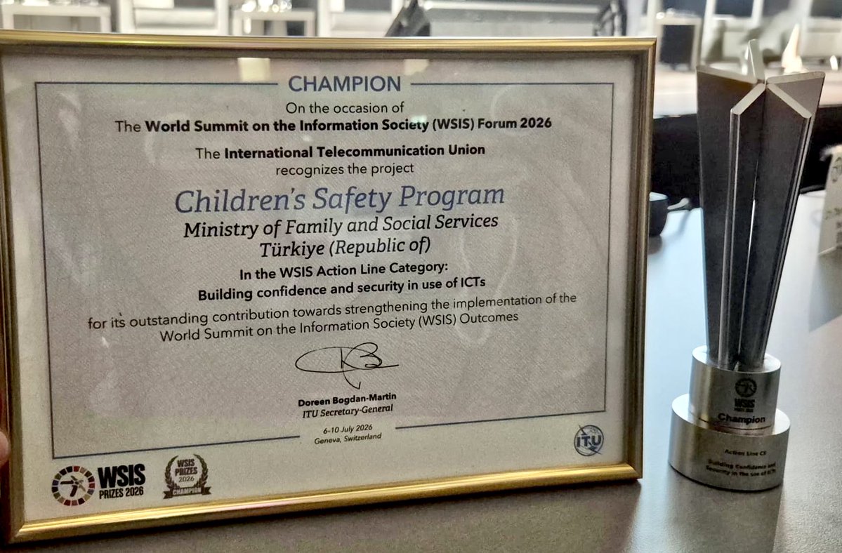 MahinurOzdemir's tweet photo. Çocuklar Güvende uygulamamız, Uluslararası Telekomünikasyon Birliği (ITU) tarafından Cenevre’de düzenlenen WSIS 2026 Ödülleri kapsamında “Şampiyon Proje” ödülüne layık görüldü. 🏆

Çocuklarımızın dijital dünyada güvenliğini esas alan çalışmalarımızın uluslararası düzeyde takdir görmesi bizler için büyük bir gurur ve mutluluk kaynağı.

Türkiye olarak, evlatlarımızın dijital ortamda güvenle büyüyebileceği bir gelecek için çalışmaya; yenilikçi ve öncü uygulamalarımızı kararlılıkla hayata geçirmeye devam edeceğiz. 🇹🇷

Bu kıymetli ödülde emeği geçen tüm çalışma arkadaşlarıma ve destek veren herkese gönülden teşekkür ediyorum.

#ÇocuklarGüvende