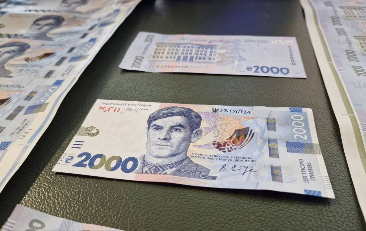 IAPonomarenko's tweet photo. The National Bank of Ukraine has announced that, starting in September, it will introduce a new 2,000-hryvnia banknote featuring the portrait of Ukrainian poet and dissident Vasyl Stus, who was persecuted and died in a Soviet prison camp in 1985, during the early years of perestroika.

The young court-appointed "lawyer" who fully cooperated with the Soviet authorities during Stus's trial and helped send the poet and activist to prison was none other than Viktor Medvedchuk -- the future Vladimir Putin's kin and, decades later, the top-ranking collaborator with Russia in its war to erase Ukraine.

Today, the name and image of Vasyl Stus (who, incidentally, grew up in Donbas) have become deeply iconic in Ukraine -- as a man who refused to betray his convictions and accepted suffering and death for his ideals.