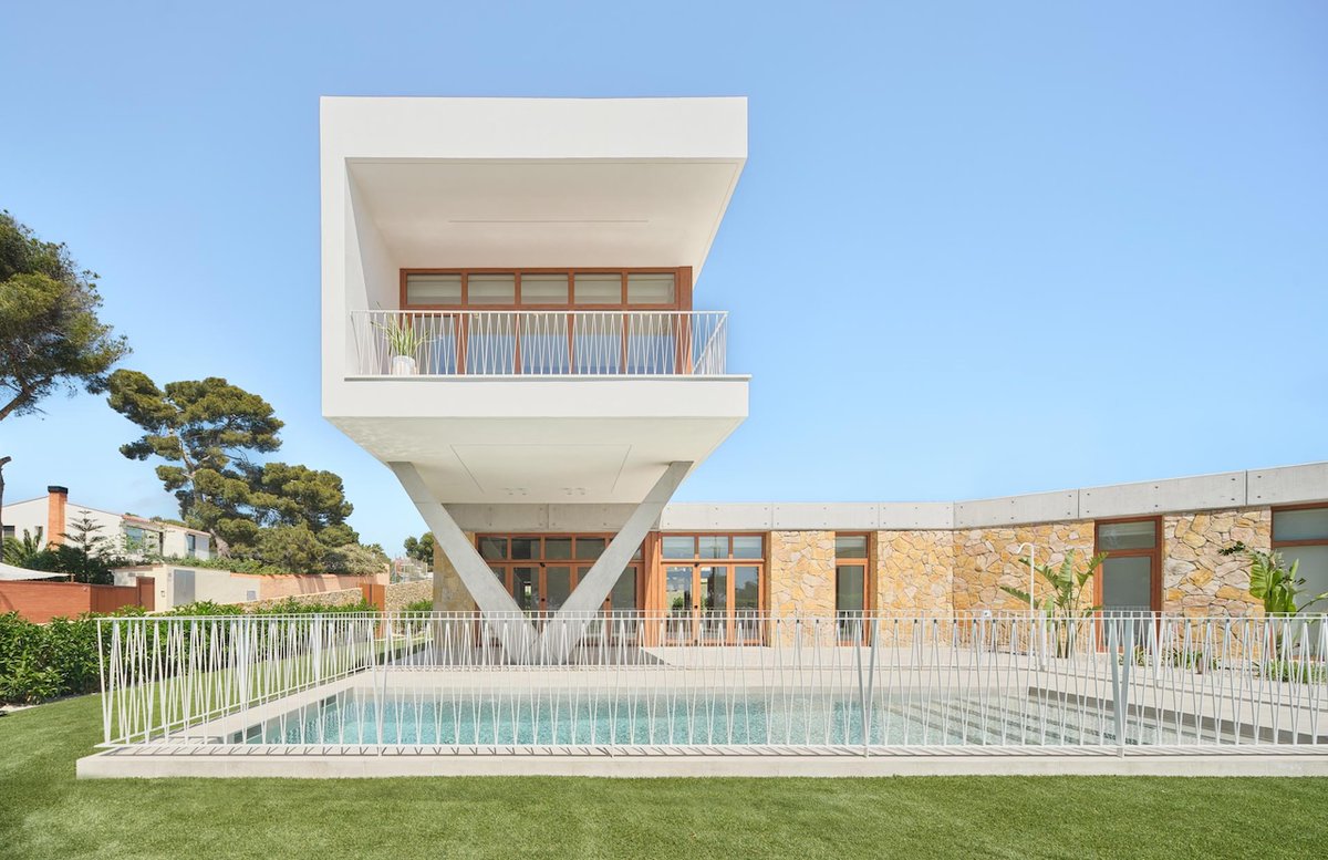 Architizer's tweet photo. Built on a plot left vacant for decades because of its shape, this house turns a triangular site into an architectural advantage.

📍 CT, Spain
Project by: GUILLEM CARRERA arquitecte
Details: https://t.co/55FNz8YVBE https://t.co/3XZyg67iS2