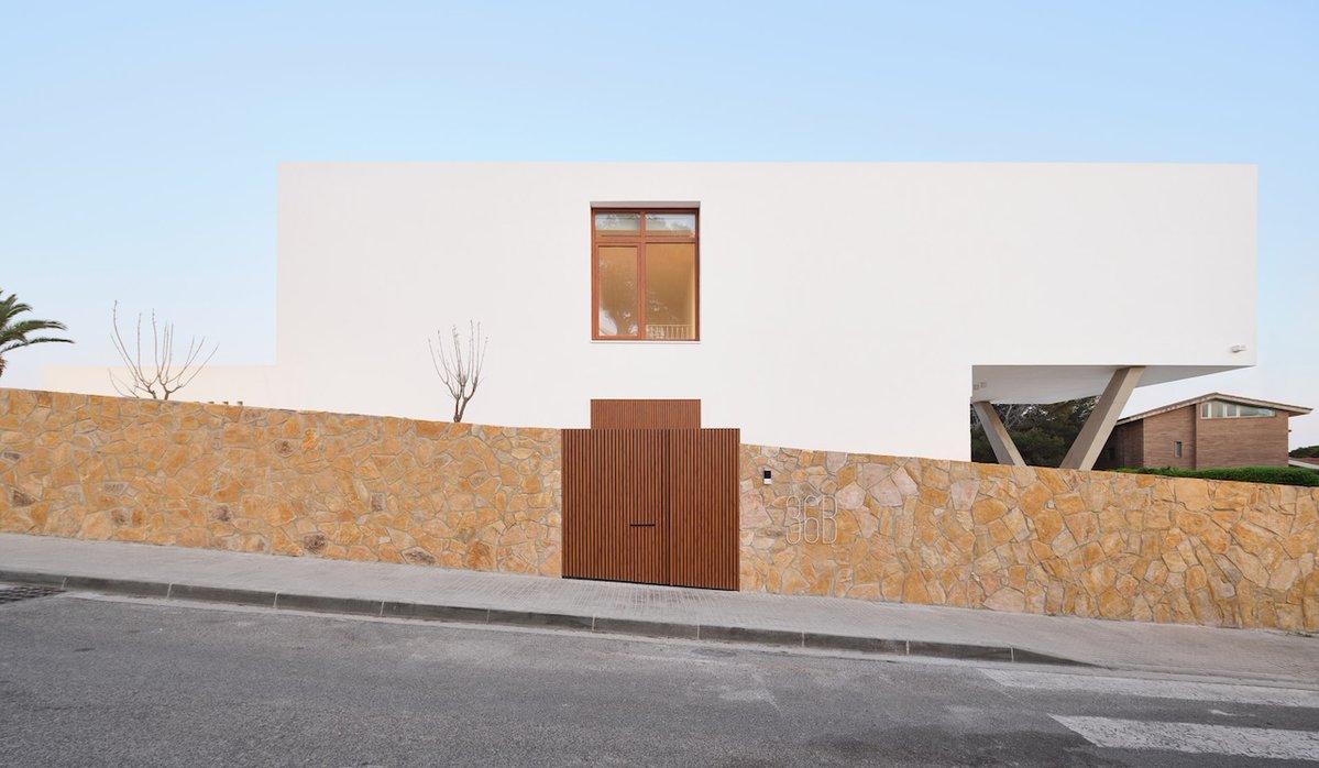Architizer's tweet photo. Built on a plot left vacant for decades because of its shape, this house turns a triangular site into an architectural advantage.

📍 CT, Spain
Project by: GUILLEM CARRERA arquitecte
Details: https://t.co/55FNz8YVBE https://t.co/3XZyg67iS2