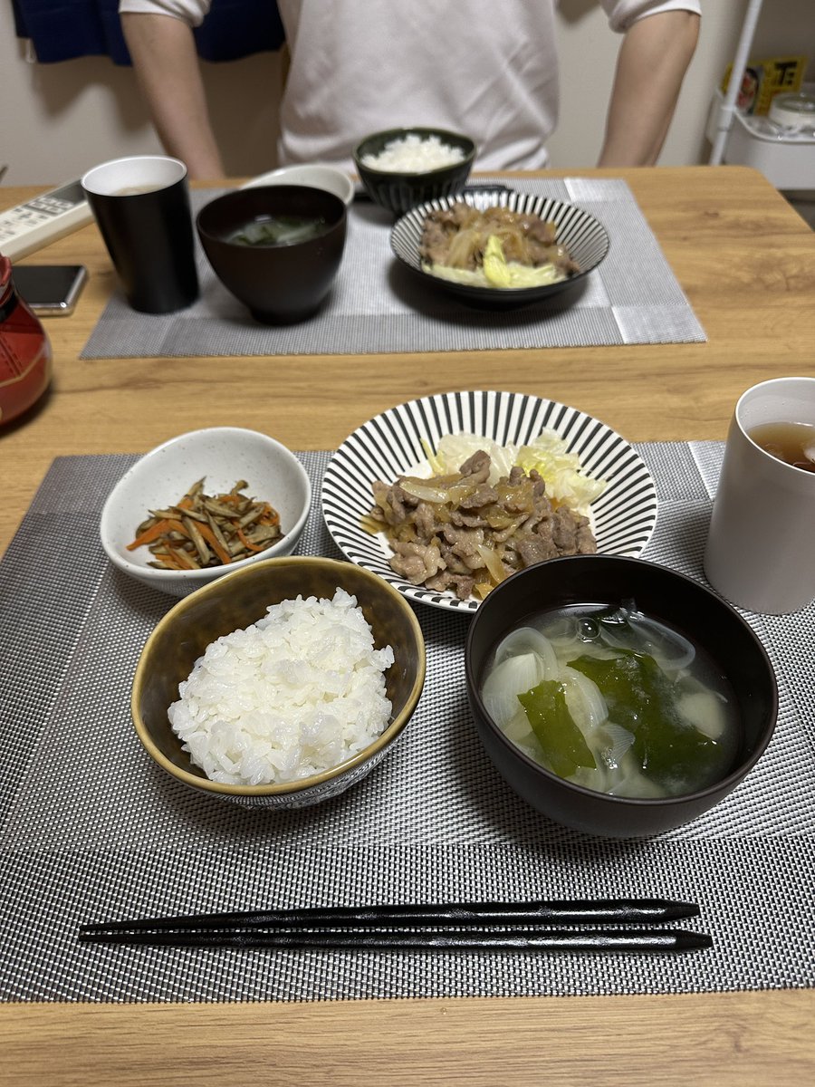 naopico_game's tweet photo. #なおちゃんの離乳食 

豚の生姜焼き
きんぴらごぼう
玉ねぎとわかめの味噌汁 https://t.co/HhpJDzKkLi