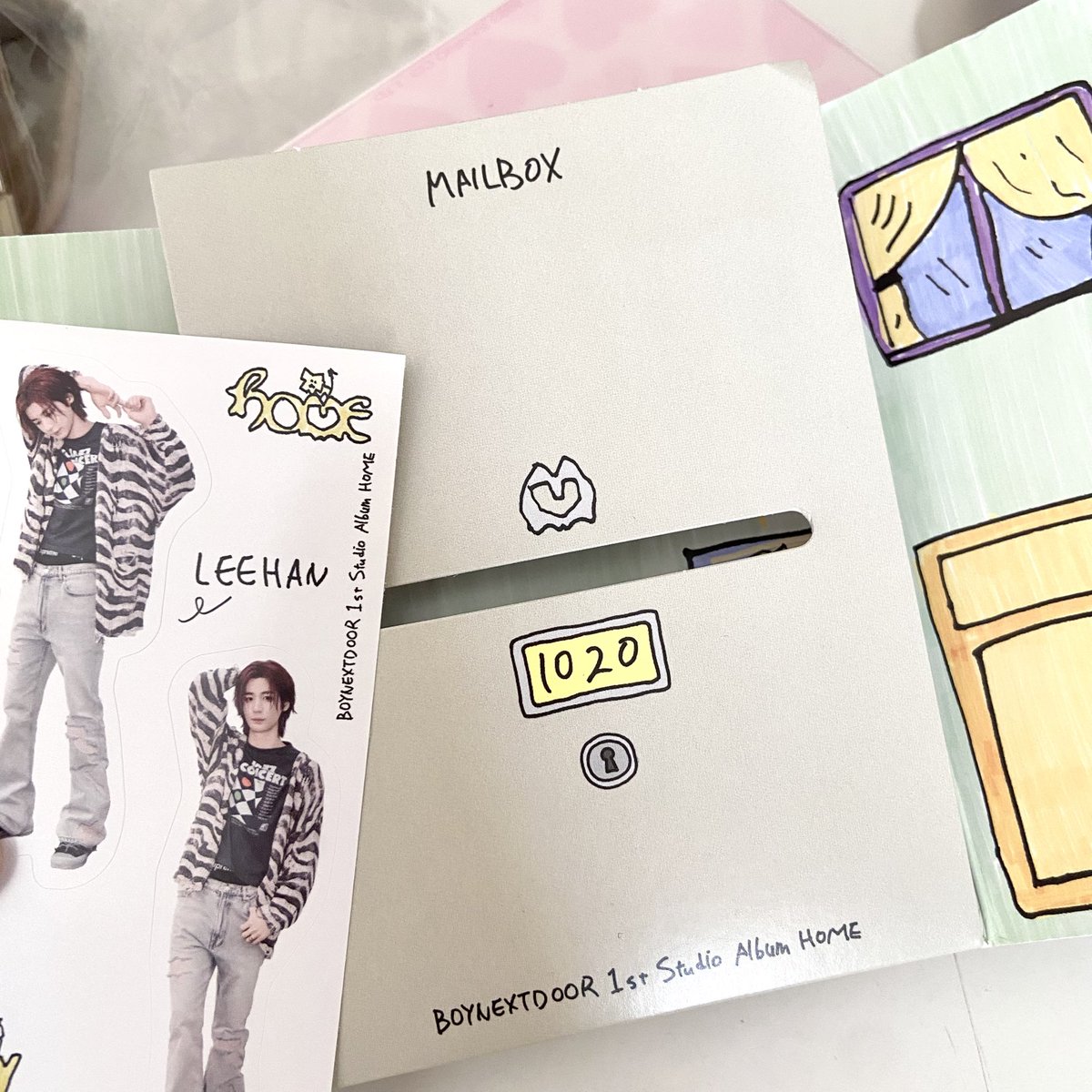bublyasalways's tweet photo. ตอนแรกที่เห็นพรีวิว weverse album ว่าบอยเน้กวาดห้องในบั้มเองก็รู้สึกว่านั้ลลั้กดี จนได้เห็นของจริงคือมานเขียนมือกันแม้กระทั่ง copyright หลังการ์ดเลยล่ะ โลโก้ก้ด้วย วาดเองระบายสีเองล้วนเลย สไตล์ใครสไตล์มันมาก ดีที่สุดในแบบของเรา ก้อศิลปินจิง ๆ เก่ง ๆ นัลลั้กค่ะ 55262652 👨🏻‍🎨👍🏼🩵 https://t.co/Q2igW2YWP5