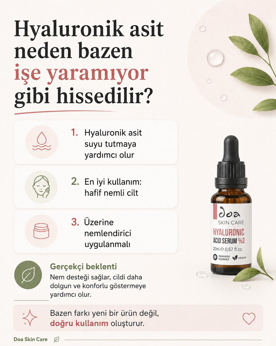 esnirakozmetik's tweet photo. Hyaluronik asit serum kullanıyorsunuz ama birkaç dakika sonra cildiniz yine gergin mi hissediliyor?

Sorun serumun “işe yaramaması” değil, onu yanlış kullanmanız olabilir.

Hyaluronik asit bir humektandır. Su moleküllerini bağlayarak cildin üst tabakasındaki nemin desteklenmesine yardımcı olur.

Bu nedenle hyaluronik asit serumunu tamamen kuru cilde sürüp bakımınızı orada bitirdiğinizde, beklediğiniz konforu her zaman alamayabilirsiniz.

Daha doğru kullanım sırası genellikle şöyledir:

Cildinizi nazikçe temizleyin.
Cilt henüz hafif nemliyken serumu uygulayın. Cildiniz tamamen kuruduysa, uygulama öncesinde yüzünüzü az miktarda suyla nemlendirebilirsiniz. Hatta serumu uygulamadan önce yüzünüze sprey ile su püskürtmek daha faydalı olacaktır.
Üzerine nemlendirici sürerek nemin ciltten uzaklaşmasını sınırlandırın.
Sabah kullanıyorsanız bakımınızı güneş koruyucuyla tamamlayın.

Peki “%2 hyaluronik asit” ifadesi ne anlama geliyor?

Burada sık yapılan bir hata var

Daha yüksek oran, her zaman daha yoğun veya daha iyi nemlendirme anlamına gelmez.

Bir hyaluronik asit ürününün performansı yalnızca etikette yazan yüzdeye bağlı değildir. Kullanılan hyaluronik asidin molekül büyüklüğü, formülün diğer bileşenleri, ürünün ciltte oluşturduğu yapı ve üzerine nemlendirici uygulanıp uygulanmaması da sonucu etkileyebilir.

İnsan derisi üzerinde yapılan penetrasyon çalışmasında düşük molekül ağırlıklı HA’nın stratum corneumdan daha fazla geçebildiği, yüksek molekül ağırlıklı formun ise daha çok yüzeyde kaldığı gösterildi.

Ancak “düşük molekül ağırlığı = kesinlikle daha iyi” demek de doğru değildir.

2024 yılında yayımlanan çift kör, randomize kontrollü bir çalışmada, kuru cilde sahip 60–80 yaş arasındaki 36 kişide düşük ve yüksek molekül ağırlıklı hyaluronik asit içeren nemlendiriciler karşılaştırıldı. Dört haftanın sonunda düşük molekül ağırlıklı form, ölçülen cilt nemini yüksek molekül ağırlıklı formdan daha fazla artırdı. Ancak transepidermal su kaybı ve klinik kuruluk belirtileri bakımından gruplar arasında anlamlı fark görülmedi.

Başka klinik araştırmalarda ise farklı molekül ağırlıklarını bir arada içeren topikal hyaluronik asit formüllerinin cilt nemini artırabildiği, cilt yüzeyinin daha pürüzsüz ve dolgun görünmesine yardımcı olabildiği bildirildi.

Buradaki “dolgun görünüm” ifadesi önemli:

Hyaluronik asit serum, enjeksiyonla uygulanan hyaluronik asit dolgu maddesiyle aynı şey değildir.

Topikal serumlar yüzde yapısal bir değişiklik oluşturmaz. Cildin nemlenmesine bağlı olarak kuruluk çizgilerinin ve pürüzlü görünümün geçici olarak daha az belirgin görünmesine yardımcı olabilir.

Bu nedenle hyaluronik asitten gerçekçi olarak beklenebilecekler şunlardır

Cildin nem seviyesini desteklemesi
Kuruluğa bağlı gerginlik hissini azaltmaya yardımcı olması
Cilt yüzeyini daha yumuşak ve pürüzsüz göstermesi
İnce kuruluk çizgilerini geçici olarak daha az görünür hâle getirmesi

Beklenmemesi gerekenler ise
Tek başına kalıcı kırışıklık tedavisi
Leke giderme
Gözenekleri kalıcı olarak küçültme
Cildin alt katmanlarını “doldurma”
Her cilt problemini tek ürünle çözme

Doa Kozmetik Hyaluronic Acid %2 Cilt Serumu da bu nedenle bir “mucize gençlik serumu” olarak değil, bakım rutininde nem desteği sağlayan bir ürün olarak değerlendirilmelidir.

Özellikle cildi yıkama sonrasında gerilen, dönemsel olarak susuzluk yaşayan veya yağlı his bırakmadan nem desteği arayan kişiler için değerlendirilebilecek sade bir bakım adımıdır.

Fakat en iyi serum bile yanlış kullanıldığında beklentiyi karşılamayabilir.
Hafif nemli cilt + birkaç damla serum + uygun bir nemlendirici.

Bazen cilt bakımındaki farkı yeni bir ürün değil, elinizdeki ürünü nasıl kullandığınız oluşturur.

Siz hyaluronik asit serumunu kuru cilde mi, hafif nemli cilde mi uyguluyorsunuz?