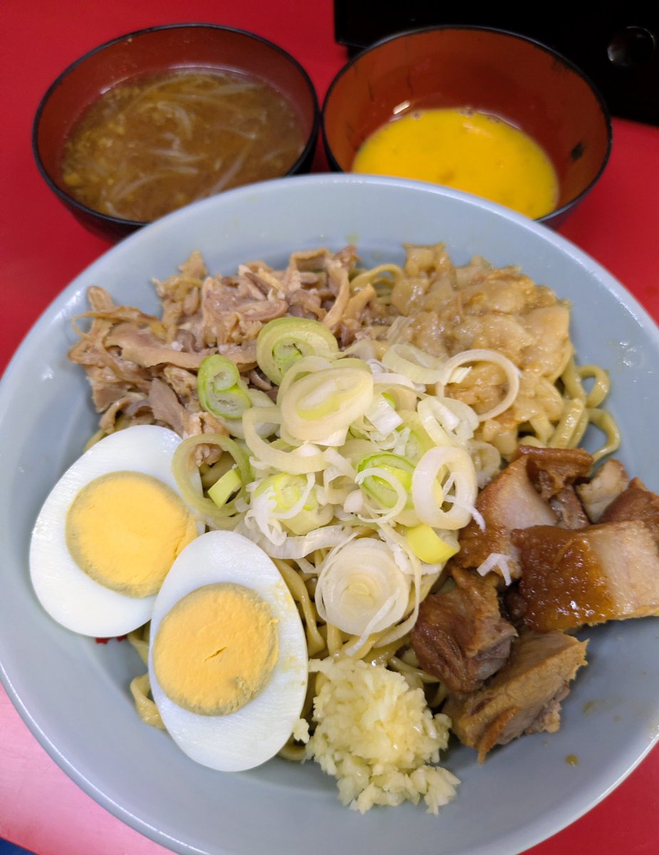 funazo's tweet photo. ラーメン富士丸東浦和店
【週限定】東浦和チート入りパタン、ニンニク少なめ、生卵

ビール飲みたくなる濃い旨！
麺半分、美味しくてあっという間に食べてしまった。スープはほっとする味、パタンと絶妙に合ってる。他の限定も暑い日に食べたいものばかり、また行きます、ごちそうさまでした🍜🧄✨️ https://t.co/HqlFHqFpfQ