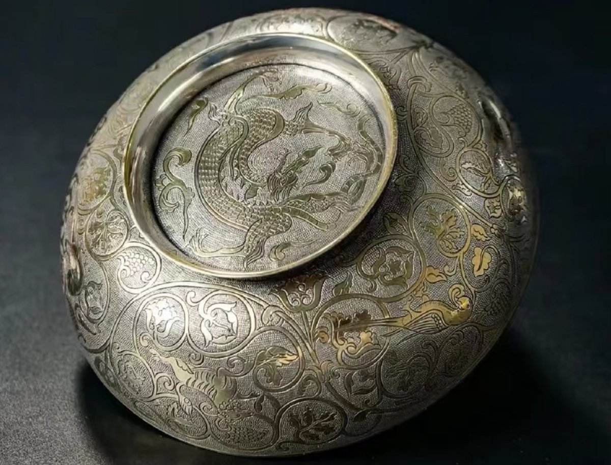 YunHeMing's tweet photo. Chinese Chiseling Craft 🗡️Artisans hammer intricate patterns onto metal by hand. Each texture is shaped with skilled chisels and steady strikes.
An imperial craft revived for modern times, carrying timeless oriental beauty
#IntangibleCulturalHeritage #Chiseling #HandCraftedChina https://t.co/iR5O82VZIX