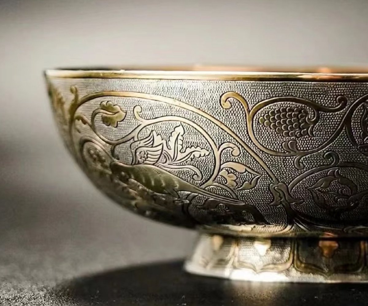 YunHeMing's tweet photo. Chinese Chiseling Craft 🗡️Artisans hammer intricate patterns onto metal by hand. Each texture is shaped with skilled chisels and steady strikes.
An imperial craft revived for modern times, carrying timeless oriental beauty
#IntangibleCulturalHeritage #Chiseling #HandCraftedChina https://t.co/iR5O82VZIX