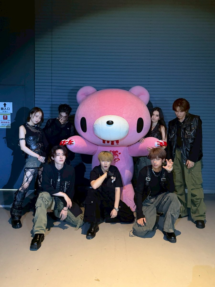 official_gloomy's tweet photo. ／
#GLOOMY × #GENIC コラボ🐻🧡
＼

本日開催のGENIC デジタルシングル「THE TIMES」配信記念記者会見内のフォトセッションコーナーに、グルーミーが登壇しました！
温かく迎えてくださり、ありがとうございます🐻❣️
ステージの様子を一部お届け📸✨

@genic_staff 

#いたずらぐまのグルーミー
#グルーミー
#gloomybear
#THETIMES