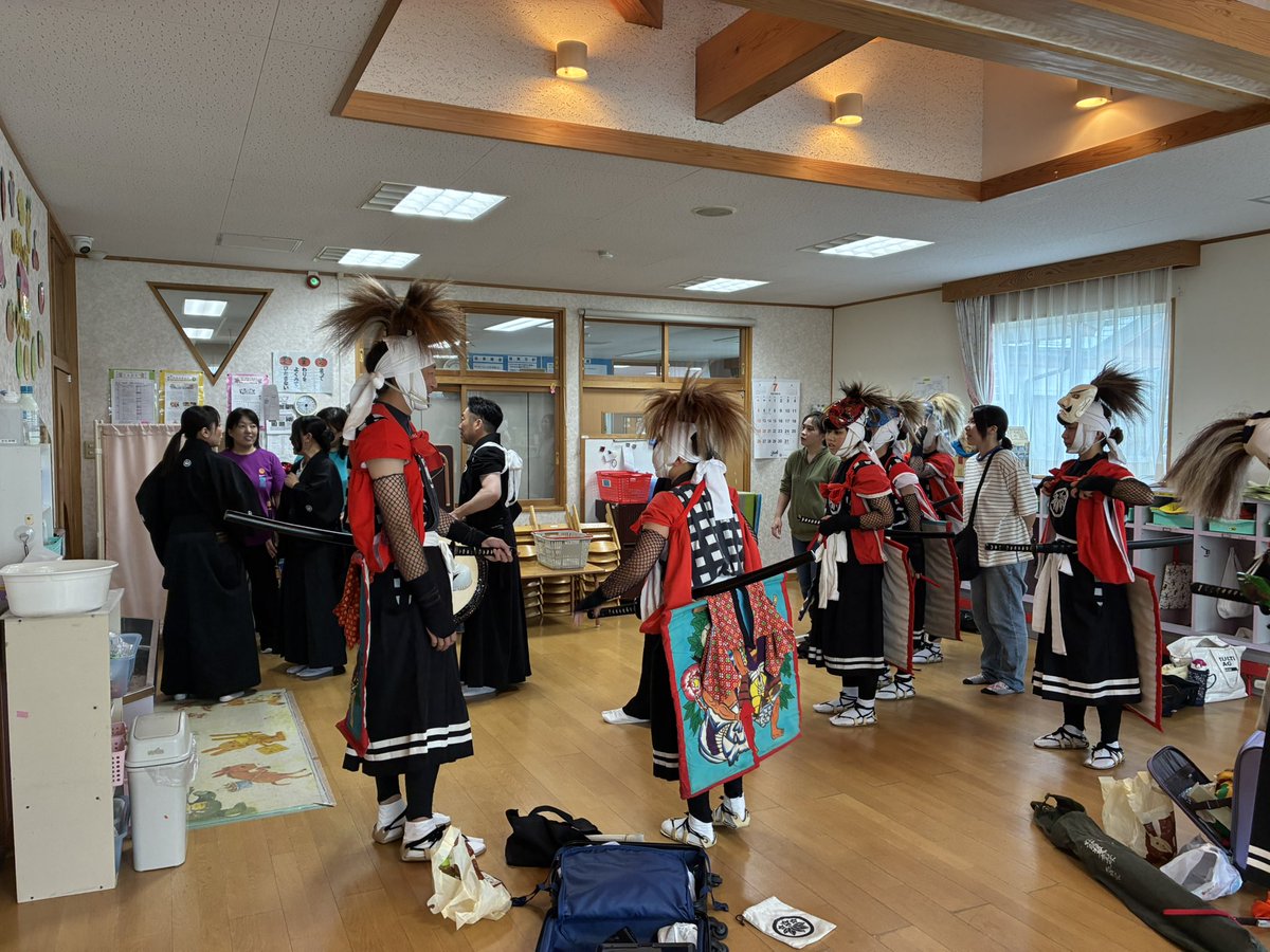 kitafujineoni's tweet photo. わがの里保育園にて夕涼み会があり、演舞させていただきました❕

楽しんでいただけたようで良かったです👍
また行きます☺️

#北藤根鬼剣舞 #北藤根 #鬼剣舞 #郷土芸能 #民俗芸能 #岩手県 #北上市 #わがの里保育園 https://t.co/vcEWFMuACy