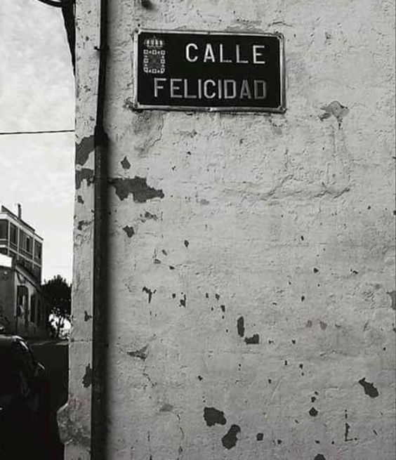 literlandweb1's tweet photo. "Los hombres olvidan siempre que la felicidad humana es una disposición de la mente y no una condición de las circunstancias".
John Locke https://t.co/B1a3zHvGOV