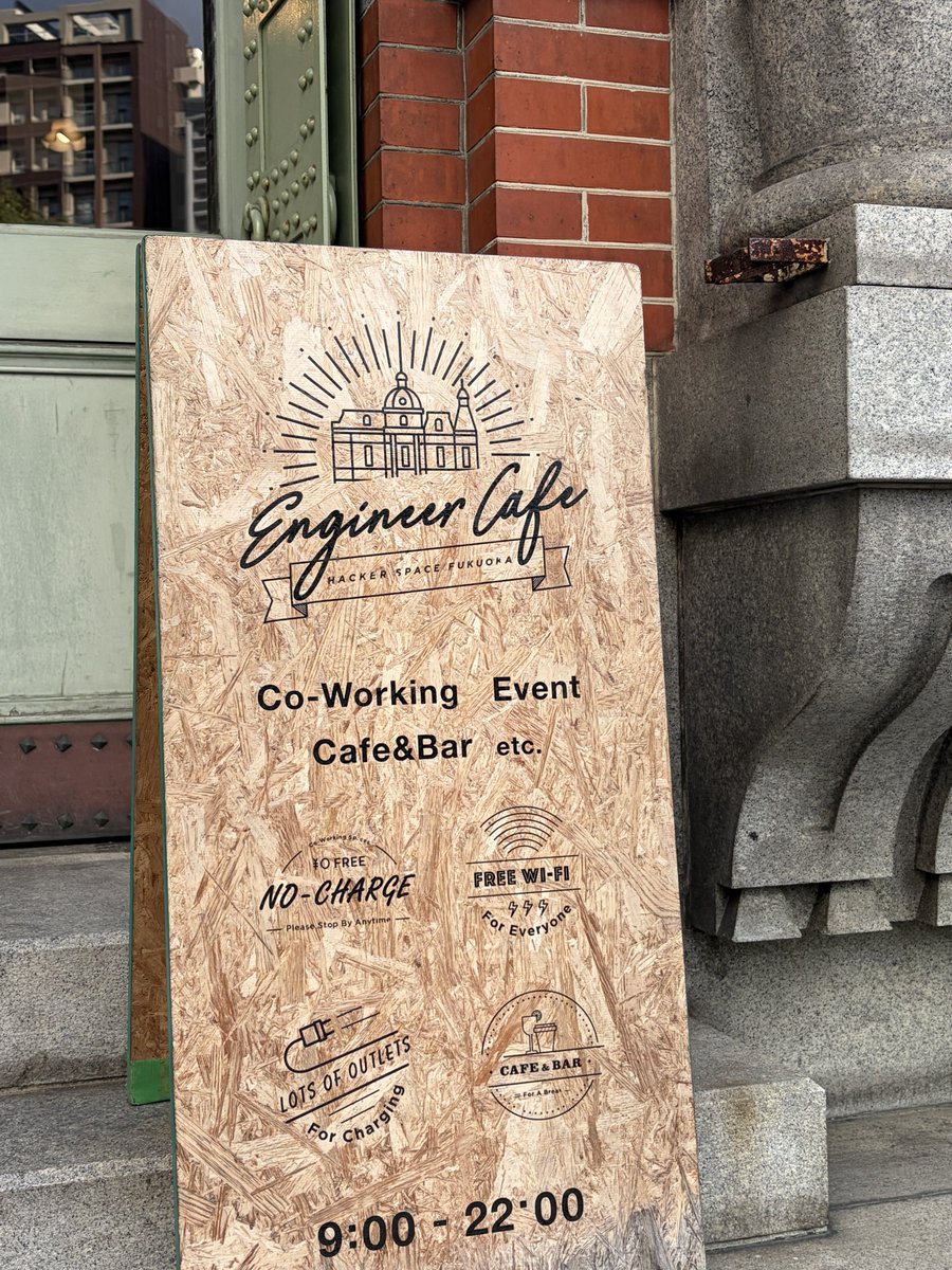 oikon48's tweet photo. 福岡のEngineer Cafe !!!

凄い綺麗でオシャレです！
登録したら無料で使えるようなので、近くのエンジニアもそうじゃない人もぜひ！👍 https://t.co/UaCBap9pTf