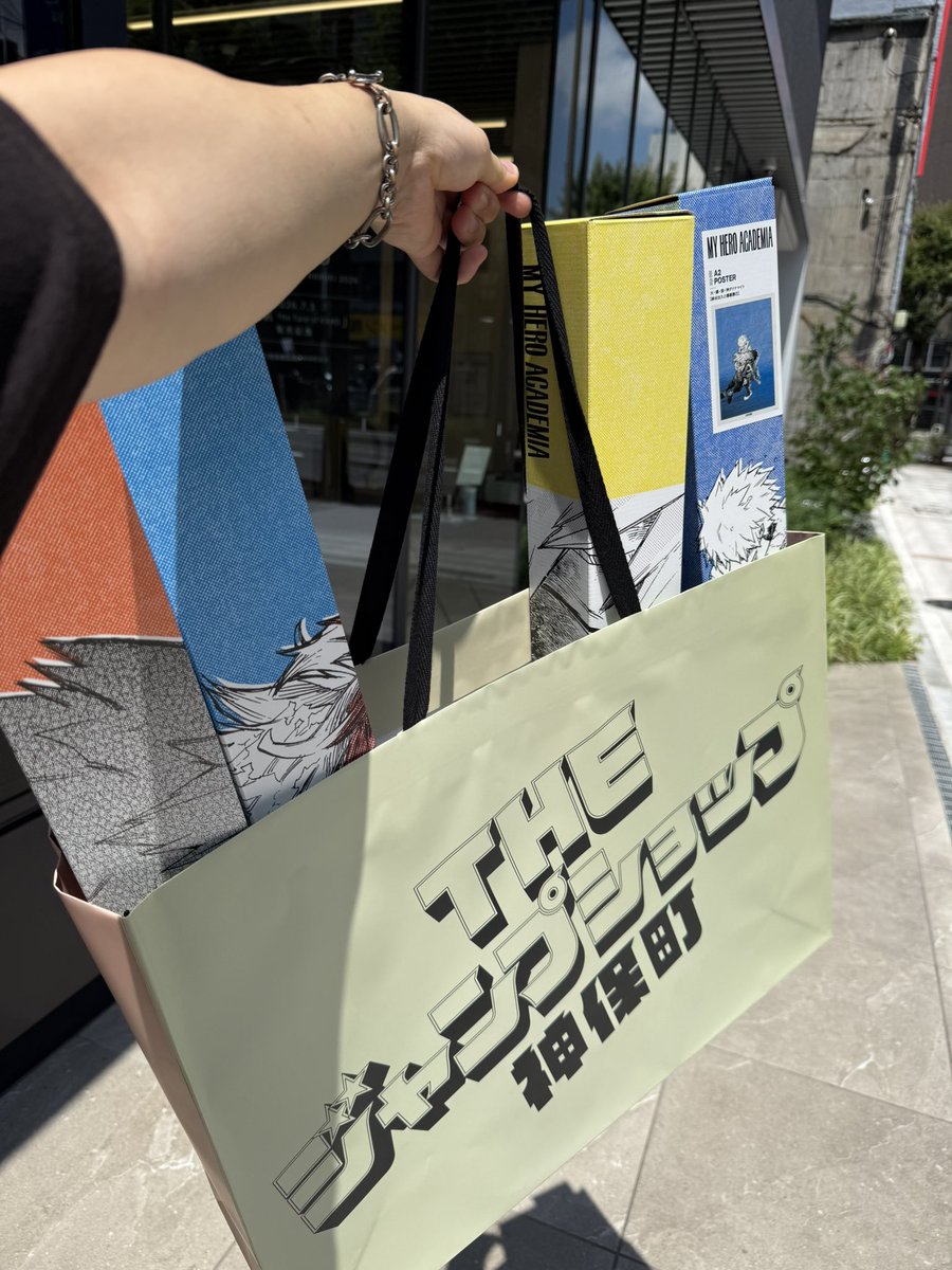 mfsuver923's tweet photo. ジャンプショップ神保町
いてきた！

朝イチで行って買ってきた！
在庫も余裕そうだった！
実物良すぎて予定以上に買ってしまったよ…
ヒロアカの展示コーナーも愛を感じる https://t.co/TPIGsKTQ9J