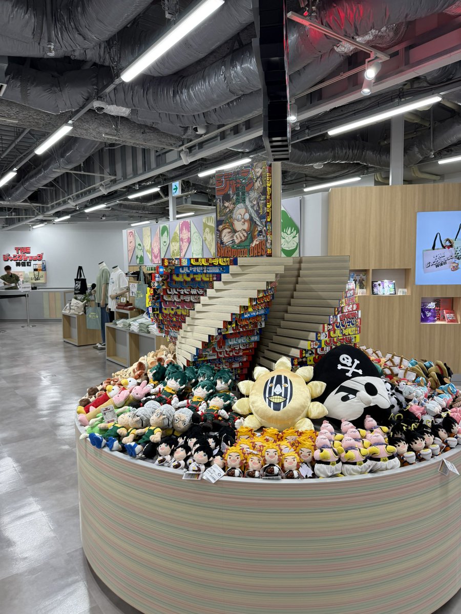 mfsuver923's tweet photo. ジャンプショップ神保町
いてきた！

朝イチで行って買ってきた！
在庫も余裕そうだった！
実物良すぎて予定以上に買ってしまったよ…
ヒロアカの展示コーナーも愛を感じる https://t.co/TPIGsKTQ9J