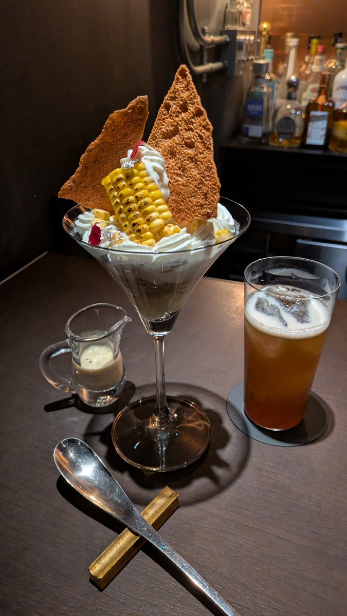 Minmism0126's tweet photo. ポップコーン🍿をパフェ化した一品🌽正直「え〜ッ😰」なパフェが時々出てくる時があるけど、良い意味で裏切られてきたので今回もそうだと信じて一足早い夏休みの冒険へ👾🎶
食べているのはパフェなのに、コーンを使った他のお菓子も違和感無く同時に味わえる楽しみの詰まった一品でした🥰
#RemakeEasy https://t.co/4DIFuyaOIQ