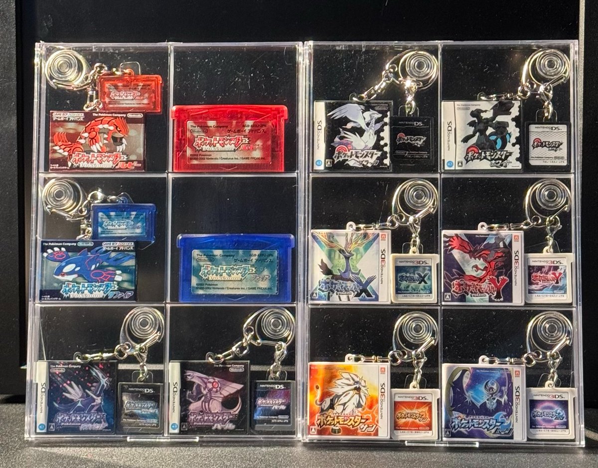 keyhp0's tweet photo. ポケモンカセットキーホルダー届いた！！！
本物のカセットと並べるといい感じ https://t.co/Bjsu3GrgAX