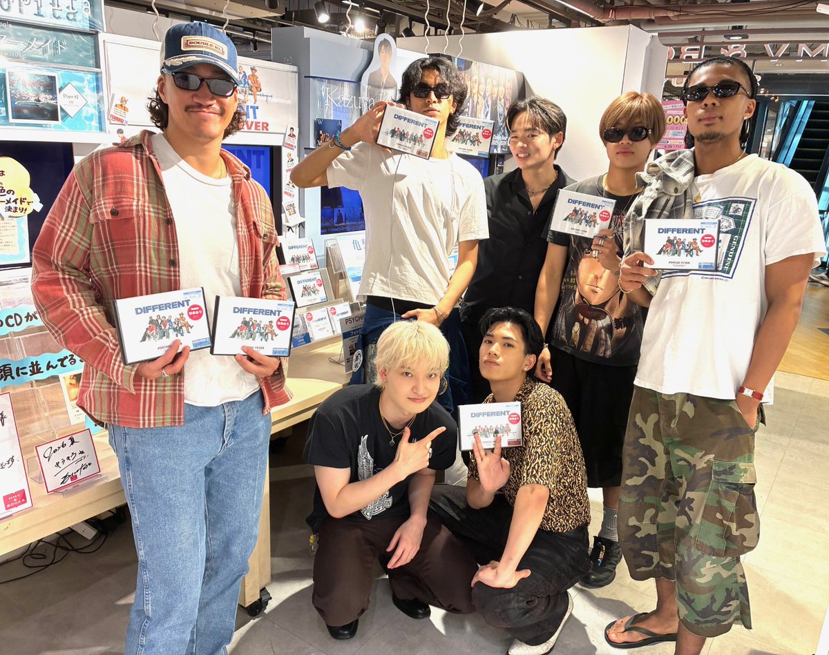 HmvBooksShibuya's tweet photo. 【PSYCHIC FEVER from EXILE TRIBE】
4年ぶりとなる待望の2nd ALBUM『DIFFERENT』発売日に
PSYCHIC FEVERの皆さんがご来店😍

サイン＆メッセージ頂いてます✍️
皆さん真剣に書く姿が印象的でした☺️

スタッフにも優しく声かけてくださり相変わらずとっても素敵でした😭

#PCF_DIFFERENT #PSYCHICFEVER https://t.co/LineEYOGPJ