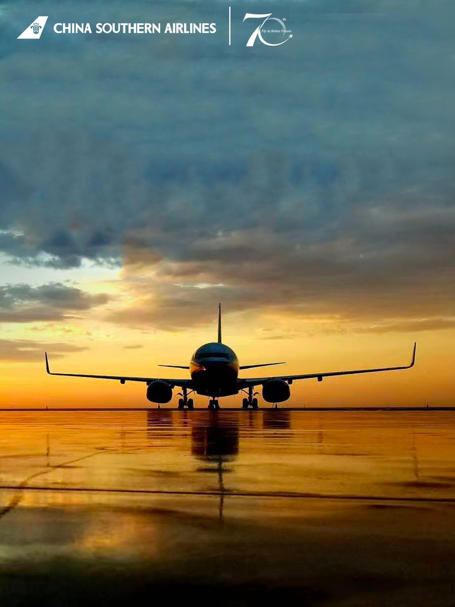 CSAIRGlobal's tweet photo. Look at the striking silhouette of our aircraft against the golden sunset sky! Could you guess which China Southern Airlines aircraft it is? Share your answer below!✈️🌅
#CSAirQuiz #AviationLovers #CSAir https://t.co/mnrenhj9LH