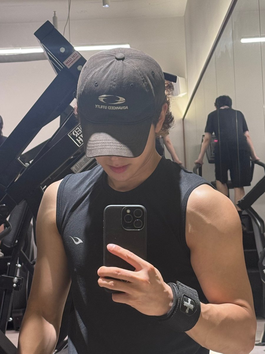 onlyikons's tweet photo. I STOPPED BREATHING FOR A GOOD 5SECS https://t.co/4W42NHHqLe