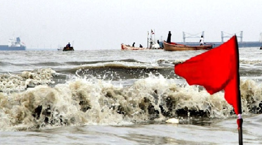 FariaJui2026's tweet photo. 🌊 উত্তর বঙ্গোপসাগরে অবস্থানরত মাছ ধরার নৌকা ও ট্রলারকে পরবর্তী নির্দেশ না দেওয়া পর্যন্ত উপকূলের কাছাকাছি থেকে সাবধানে চলাচলের নির্দেশ দিয়েছে আবহাওয়া অধিদপ্তর। নিরাপত্তাই এখন সর্বোচ্চ অগ্রাধিকার।
#Bangladesh #WeatherUpdate #Fishing #MarineSafety #StormWarning #SeaPort https://t.co/uqOJLaWCQP