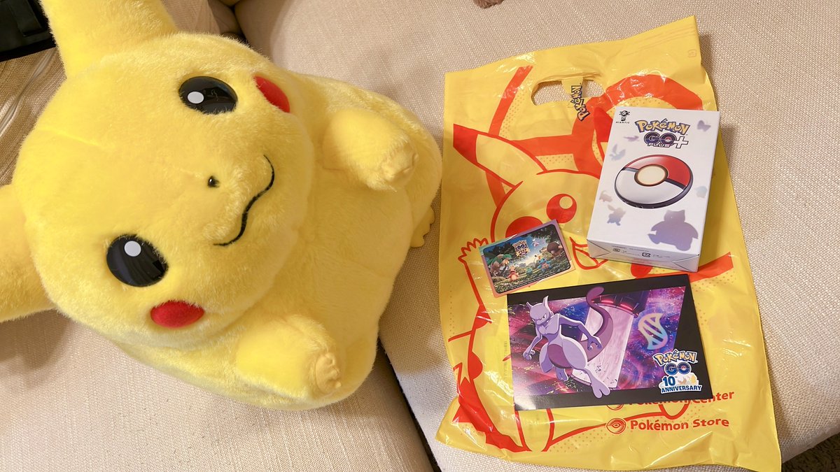 k_Mnll's tweet photo. ポケセン行ったらポケモンGOPLUS＋売ってたから買っちゃった〜！✨
おかえりピカチュウも届いたけど等身大もふもふで可愛すぎる🥰🫶 https://t.co/aelX9HXW07