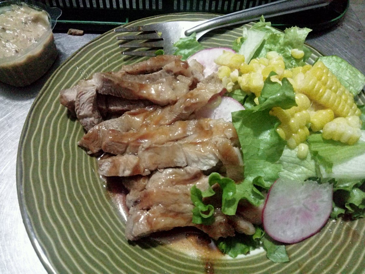 ZiledZile's tweet photo. ในโอกาสอะไรไม่รู้ แม่ย่างสเต็กให้กิน แม่นี้มีบุญคุณอันใหญ่หลวง~~ https://t.co/aj9gDdJrDG
