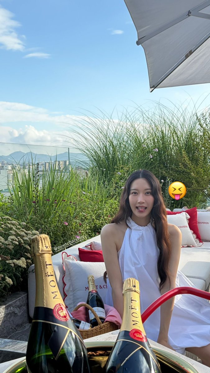 Ms. Moon tweet media