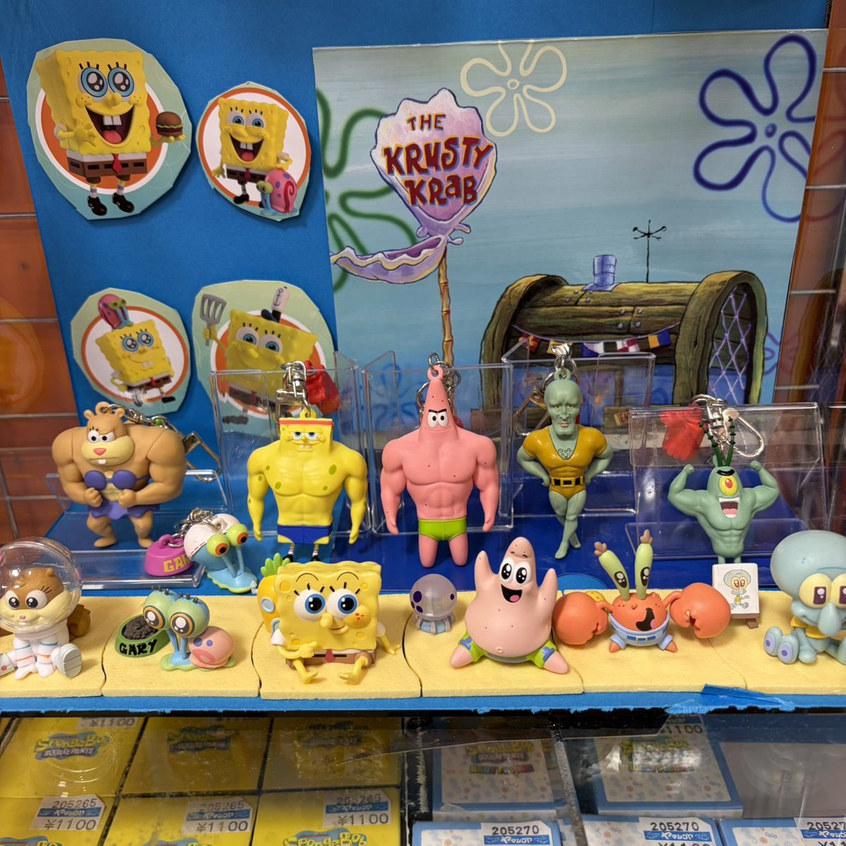 toy_yamashiroya's tweet photo. ２階売場に新入荷🎵

「#スポンジボブ マッスル・ランダムキーホルダー」
全7種(うちシークレット1種)🌟
1個1,100円(税込)／バラ💰
16,500円(税込)／BOX(15個入)💰

#ヤマシロヤ ２階売場直通📞03-3831-2404 https://t.co/5017uapL85