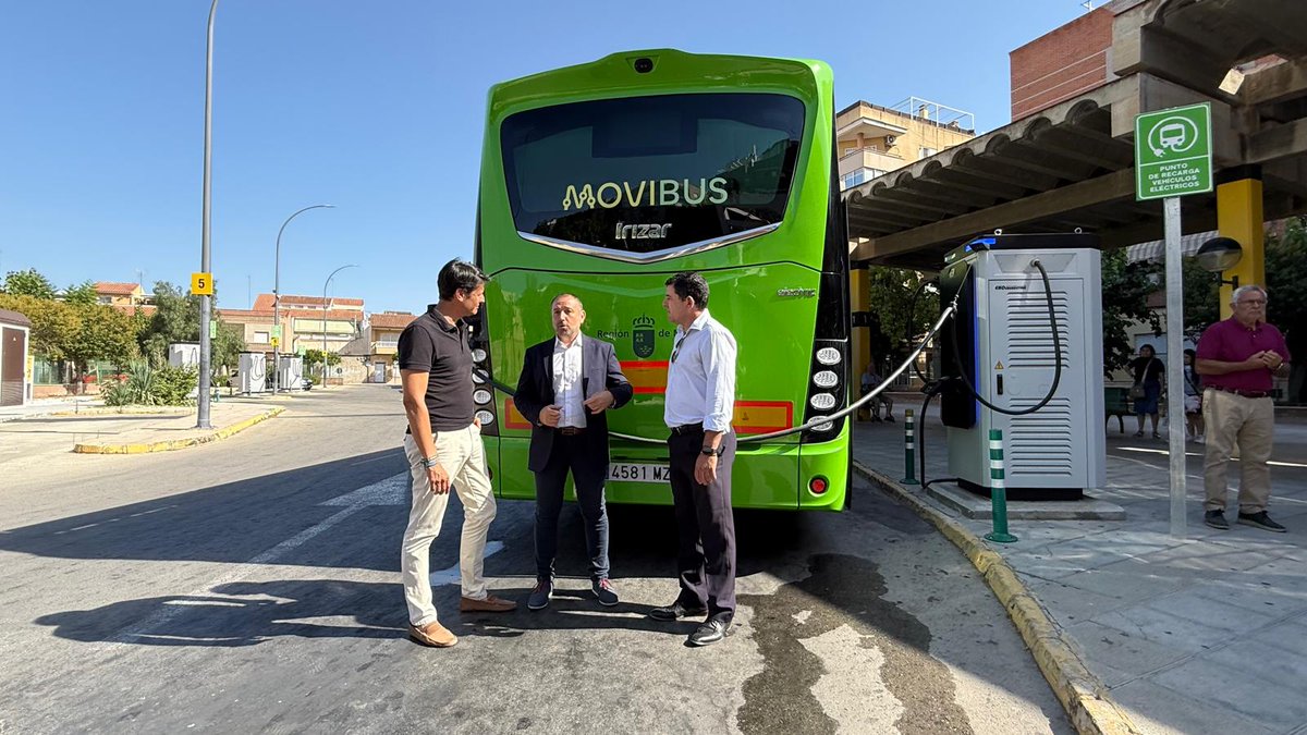Fomento_RM's tweet photo. Finalizamos en #MolinadeSegura las obras de los primeros puntos de recarga de la #RegióndeMurcia para la flota de autobuses #Movibus 100x100 eléctricos. 

El director general de Movilidad y Transportes @JoseAVerduYllan  destaca que estas infraestructuras "son un paso decisivo para culminar la transformación del transporte público interurbano hacia un modelo más sostenible, moderno y eficiente".

Más info: https://t.co/mKIMgdgaGS