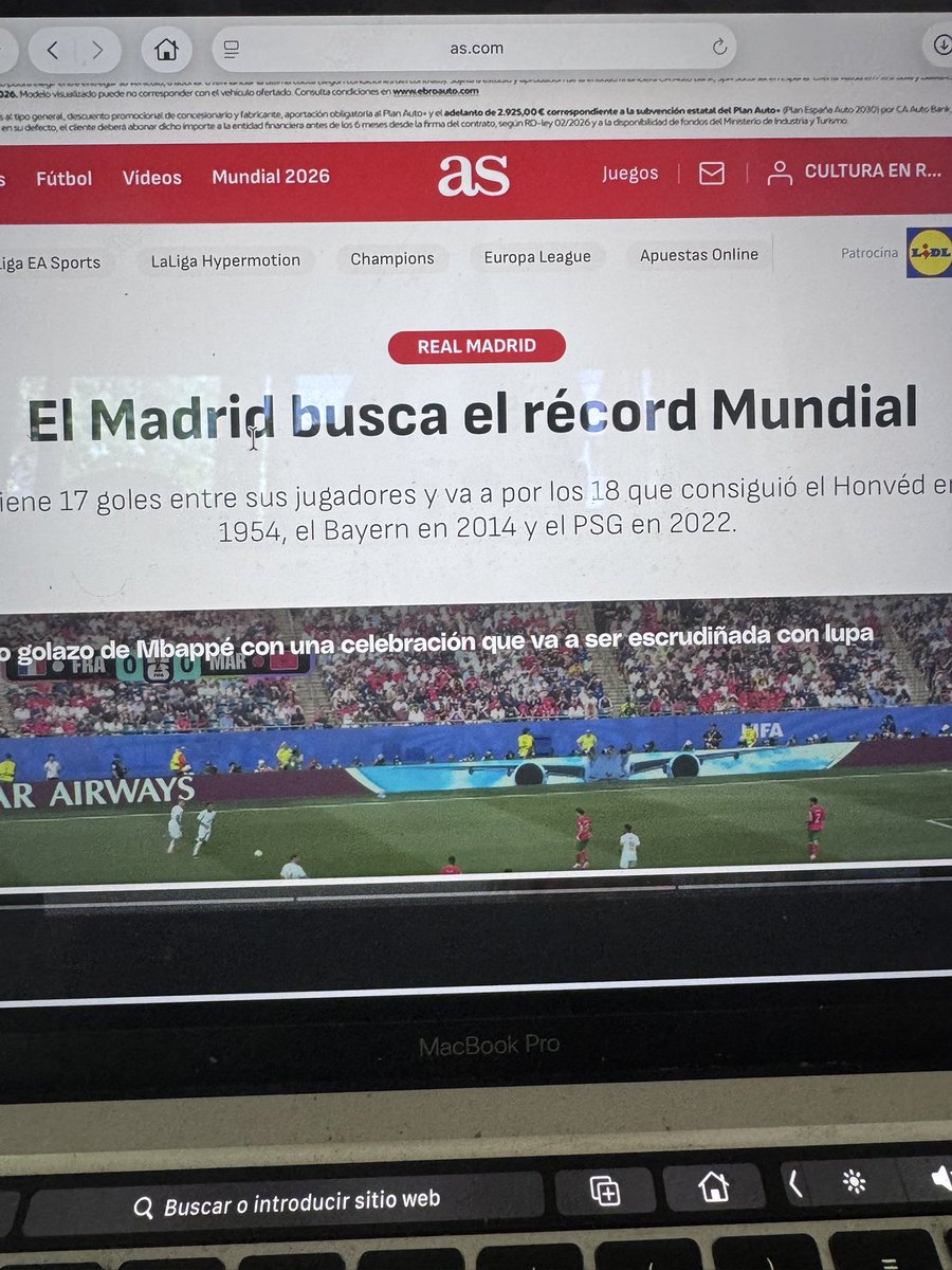 EnRojoBlanco's tweet photo. Parece que el Mundial por sí solo no da las suficientes noticias sobre fútbol para satisfacer a los lectores de este periódico. Esta enfermedad de que todo gire al rededor Nacionalmadridismo es lo que ha hecho que la prensa deportiva tenga la de prensa lo que yo de monje cisterciense 
Tampoco saquemos pecho los del Atleti que la mayoría de los que campan por aquí estarían encantados si el titular fuera protagonizado por nuestro equipo. Es un milagro que la naturaleza no nos haya extinguido ya
