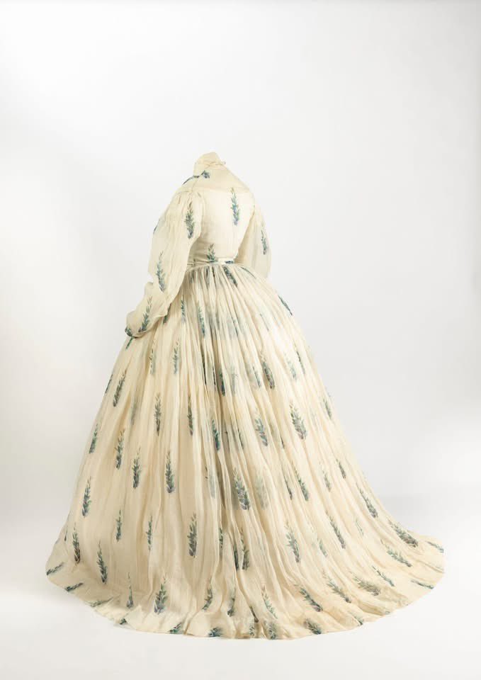 kateStrasdin's tweet photo. Hazy summer days captured in gathered white muslin that has been printed with a pattern of swaying blue and green leaves. Not our idea of a July wardrobe but I appreciate the #1860s aesthetic all the same @Fashion_Museum #FashionHistory https://t.co/CDuWh32ylS
