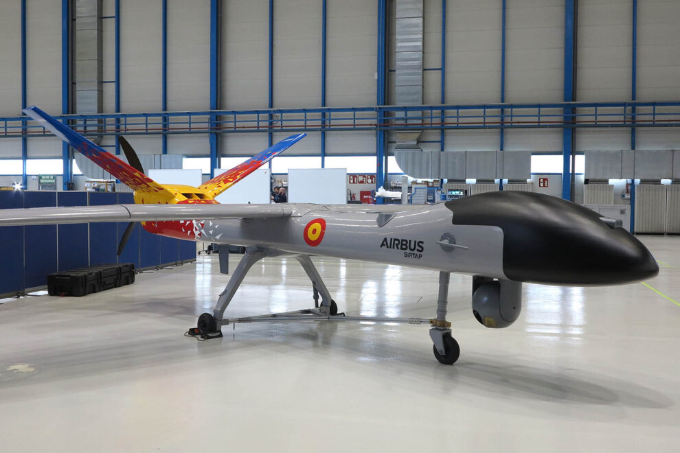 Victor35571262's tweet photo. 🚨✈️ ​🇨🇱 La Armada de Chile explora la incorporación del UAV SIRTAP tras una reciente visita técnica a Airbus en España. La instancia, realizada en el marco de la inspección mayor de los C295, busca profundizar la cooperación en sistemas no tripulados. 

https://t.co/AvLpvvCPz3 https://t.co/yaYVzvzNqJ