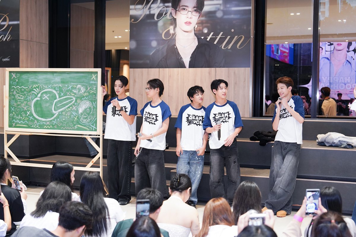 starclustersth's tweet photo. ว่าที่บอยกรุ๊ป SlamDuck ออร่าพุ่งแรง! “ออสติน-มิววี่-ออโต้-เพ้นท์-นีฟ” ปักหมุดเตรียมเดบิวต์เขย่าวงการ T-Pop เร็วๆ นี้!
#SLAMDUCK
#BYEBYETraineeLetsBeSLAMDUCK
#TNYet
สิ้นสุดการรอคอยของแฟนๆ เมื่อ TNY Entertainment and Technology จัดกิจกรรม “BYE BYE Trainee Let’s be…” ณ ชั้น L อาคาร GMM Grammy Place เพื่อโบกมือลาสถานะ Trainee พร้อมประกาศเปิดตัวชื่อวงอย่างเป็นทางการของ 5 หนุ่ม CAC Trainee Boys ในนาม “SlamDuck” ว่าที่บอยกรุ๊ปน้องใหม่ที่มาพร้อมเอกลักษณ์ ความสดใสของ Gen Alpha และพลังที่พร้อมสร้างสีสันให้วงการ T-Pop ท่ามกลางเสียงเชียร์จากแฟนๆ อย่างล้นหลาม
การเปิดตัวครั้งนี้ถือเป็นหมุดหมายสำคัญของ SlamDuck ภายใต้การดูแลของ TNY Entertainment and Technology บริษัทร่วมทุนกับ GMM MUSIC โดยสมาชิกทั้ง 5 คน ได้แก่ ออสติน, มิววี่, ออโต้, เพ้นท์ และ นีฟ ได้ก้าวจากสถานะเด็กฝึกเข้าสู่ช่วง Pre-Debut พร้อมเริ่มต้นเส้นทางสู่การเป็นศิลปินเต็มตัว
อีกหนึ่งไฮไลต์ของงานคือการเผยโลโก้อย่างเป็นทางการของ SlamDuck เป็นครั้งแรก สัญลักษณ์ของการเริ่มต้นบทใหม่และการนับถอยหลังสู่การเดบิวต์ในอนาคตอันใกล้
การเปิดตัวครั้งนี้ถือเป็นจุดเริ่มต้นของเส้นทาง Pre-Debut ของ SlamDuck ก่อนเตรียมเดบิวต์อย่างเป็นทางการภายในปีนี้ แฟนๆ สามารถติดตามทุกความเคลื่อนไหวและร่วมส่งกำลังใจให้ทั้ง 5 หนุ่มได้ผ่าน SLAMDUCK_OFFICIAL ทุกแพลตฟอร์ม
