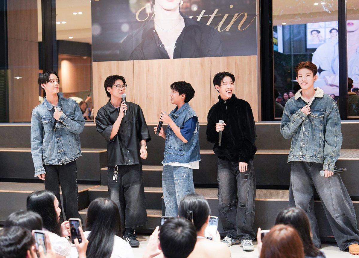 starclustersth's tweet photo. ว่าที่บอยกรุ๊ป SlamDuck ออร่าพุ่งแรง! “ออสติน-มิววี่-ออโต้-เพ้นท์-นีฟ” ปักหมุดเตรียมเดบิวต์เขย่าวงการ T-Pop เร็วๆ นี้!
#SLAMDUCK
#BYEBYETraineeLetsBeSLAMDUCK
#TNYet
สิ้นสุดการรอคอยของแฟนๆ เมื่อ TNY Entertainment and Technology จัดกิจกรรม “BYE BYE Trainee Let’s be…” ณ ชั้น L อาคาร GMM Grammy Place เพื่อโบกมือลาสถานะ Trainee พร้อมประกาศเปิดตัวชื่อวงอย่างเป็นทางการของ 5 หนุ่ม CAC Trainee Boys ในนาม “SlamDuck” ว่าที่บอยกรุ๊ปน้องใหม่ที่มาพร้อมเอกลักษณ์ ความสดใสของ Gen Alpha และพลังที่พร้อมสร้างสีสันให้วงการ T-Pop ท่ามกลางเสียงเชียร์จากแฟนๆ อย่างล้นหลาม
การเปิดตัวครั้งนี้ถือเป็นหมุดหมายสำคัญของ SlamDuck ภายใต้การดูแลของ TNY Entertainment and Technology บริษัทร่วมทุนกับ GMM MUSIC โดยสมาชิกทั้ง 5 คน ได้แก่ ออสติน, มิววี่, ออโต้, เพ้นท์ และ นีฟ ได้ก้าวจากสถานะเด็กฝึกเข้าสู่ช่วง Pre-Debut พร้อมเริ่มต้นเส้นทางสู่การเป็นศิลปินเต็มตัว
อีกหนึ่งไฮไลต์ของงานคือการเผยโลโก้อย่างเป็นทางการของ SlamDuck เป็นครั้งแรก สัญลักษณ์ของการเริ่มต้นบทใหม่และการนับถอยหลังสู่การเดบิวต์ในอนาคตอันใกล้
การเปิดตัวครั้งนี้ถือเป็นจุดเริ่มต้นของเส้นทาง Pre-Debut ของ SlamDuck ก่อนเตรียมเดบิวต์อย่างเป็นทางการภายในปีนี้ แฟนๆ สามารถติดตามทุกความเคลื่อนไหวและร่วมส่งกำลังใจให้ทั้ง 5 หนุ่มได้ผ่าน SLAMDUCK_OFFICIAL ทุกแพลตฟอร์ม